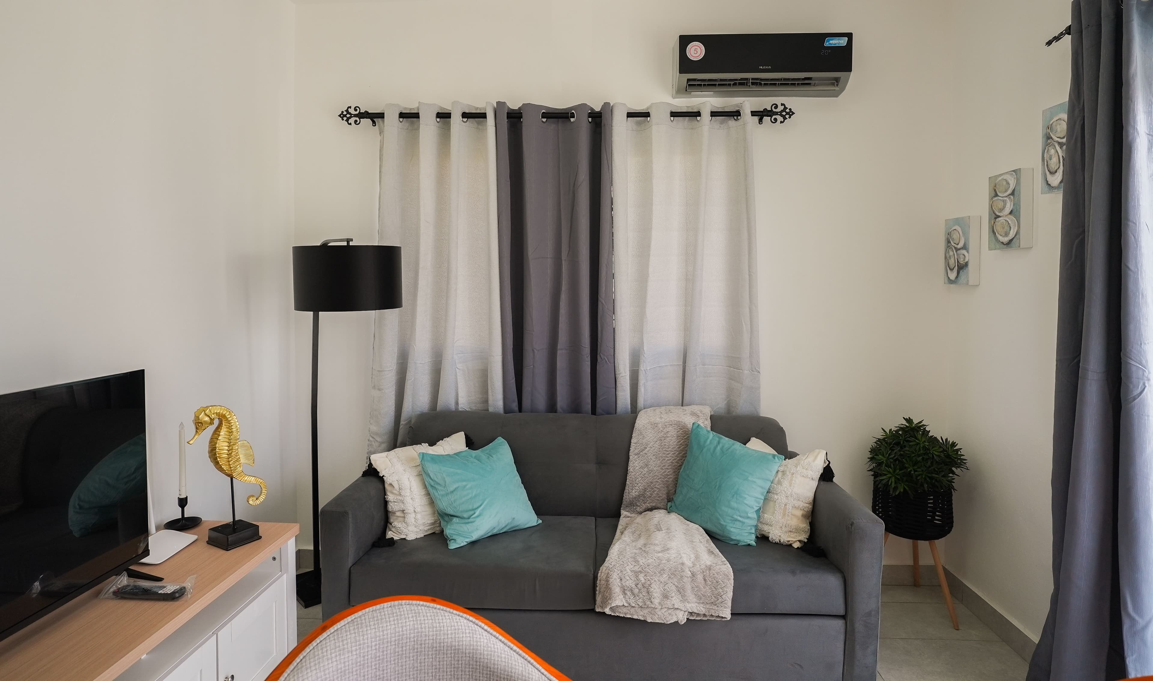 1-Bedroom Ocean-View Condo in the Breeze Building, Sosúa — Living room