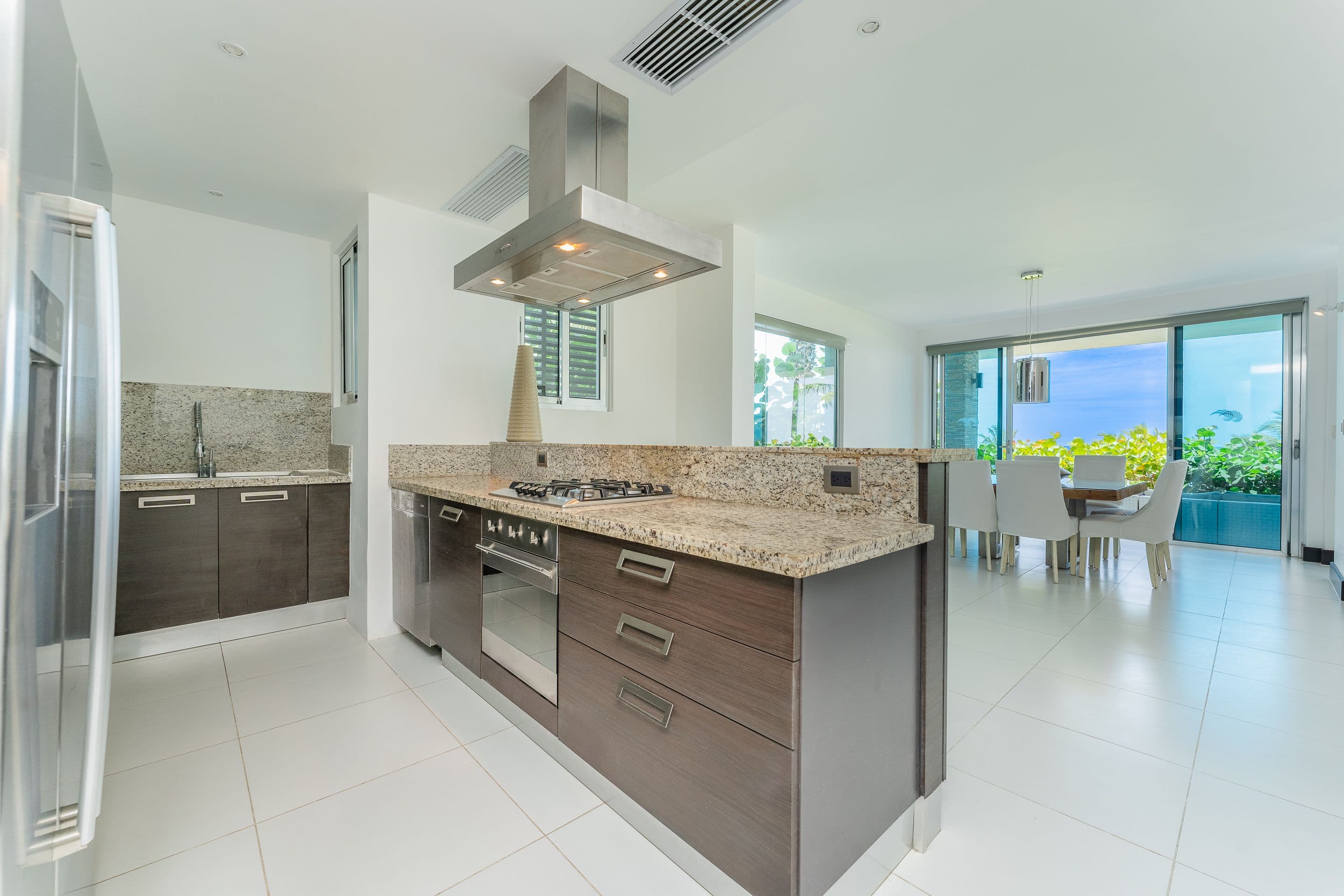 3-Bedroom Oceanfront Apartment with Private Terrace in Sosúa — Kitchen