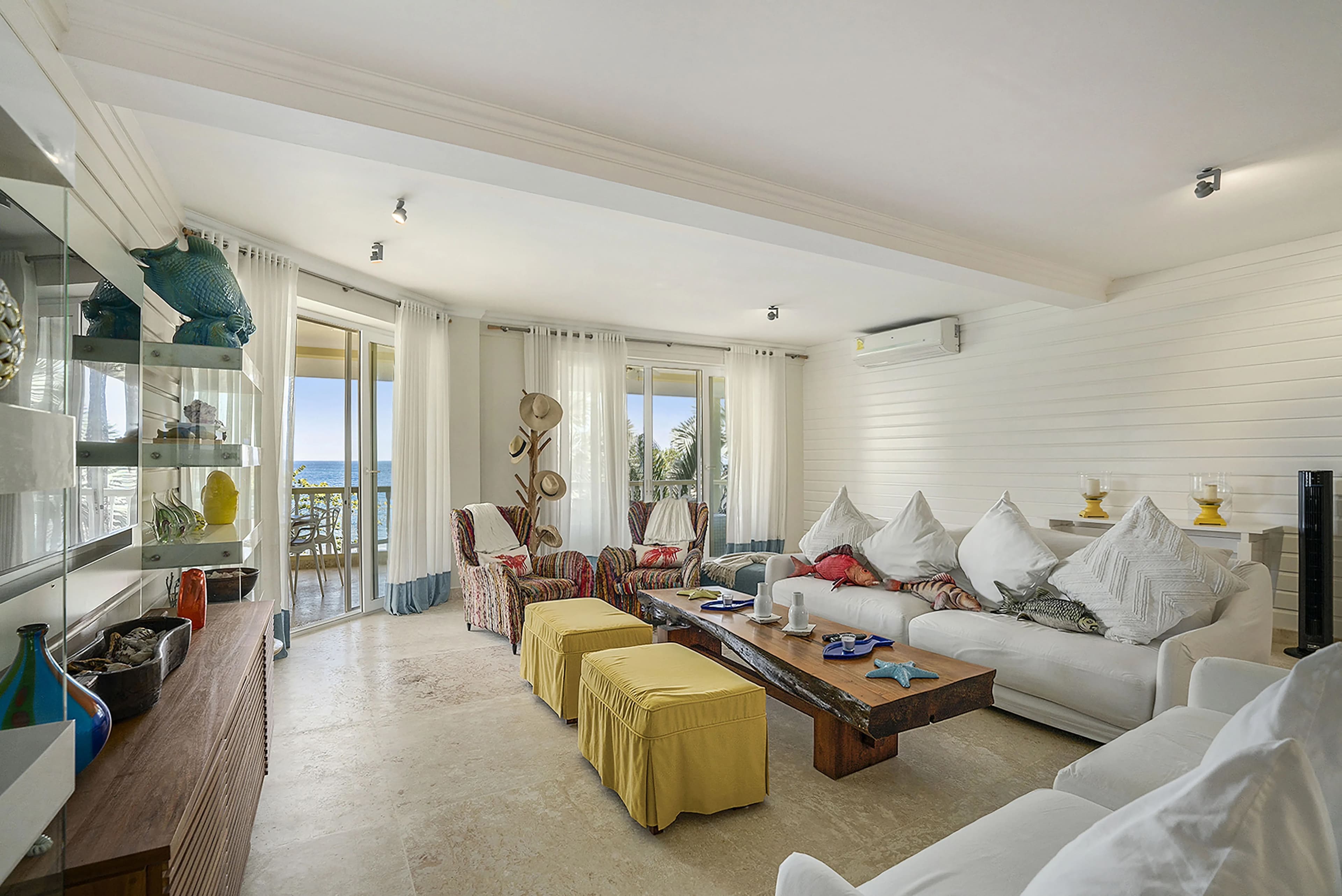 3-Bedroom Ocean View Apartment with Beach Access in Sosúa — Living room