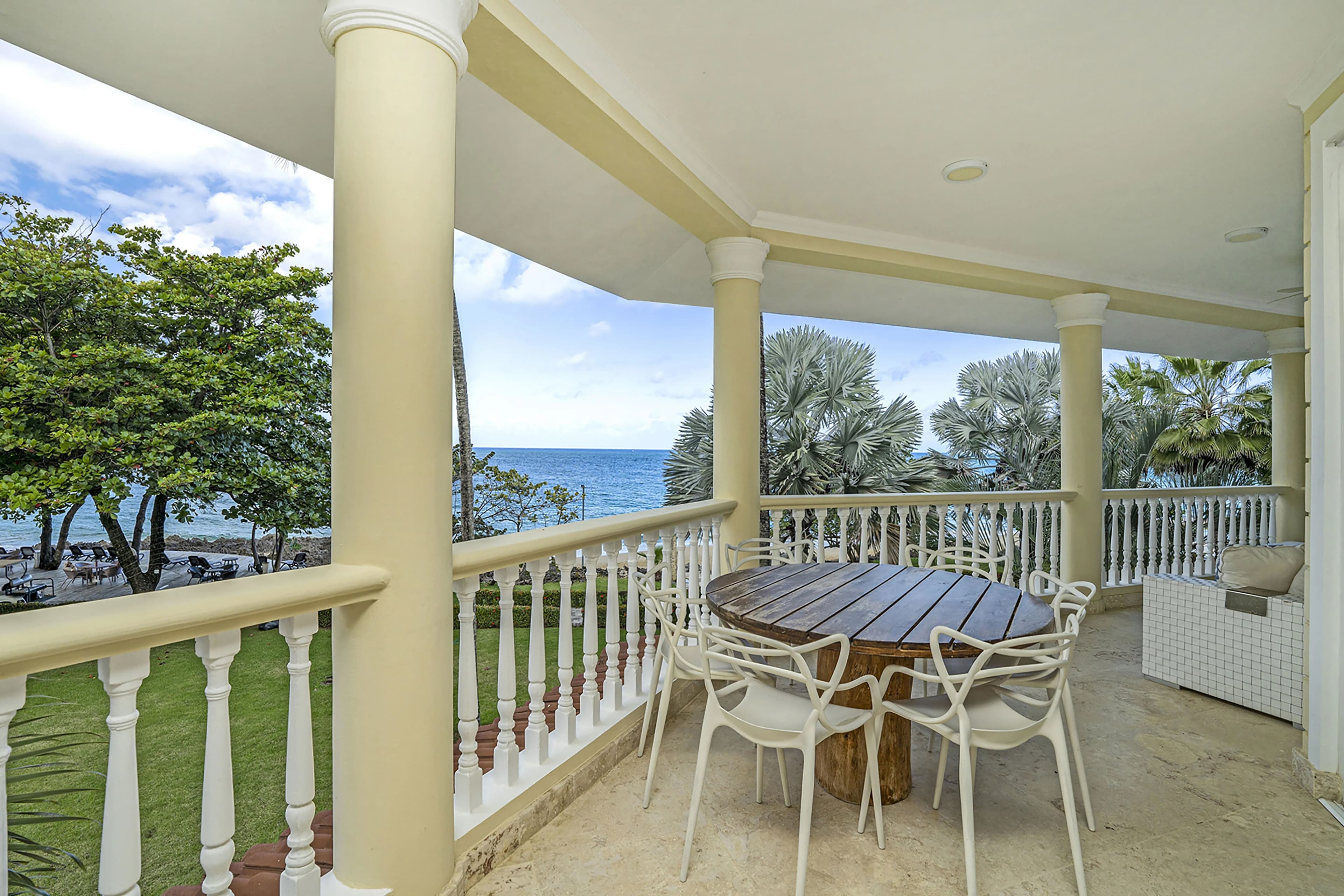 3-Bedroom Ocean View Apartment with Beach Access in Sosúa — Balcony
