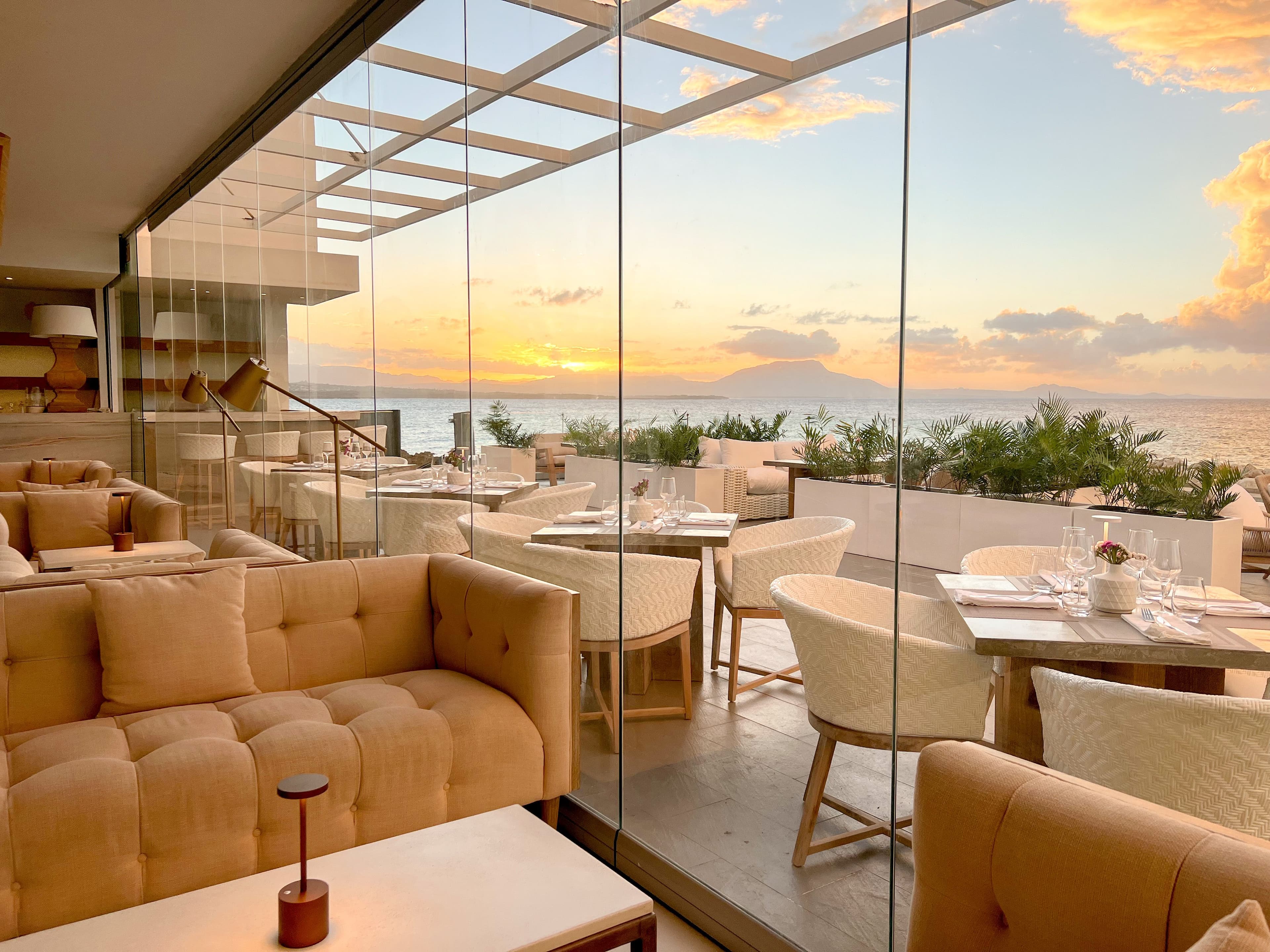 3-Bedroom Oceanfront Apartment with Private Terrace in Sosúa — Restaurant & bar