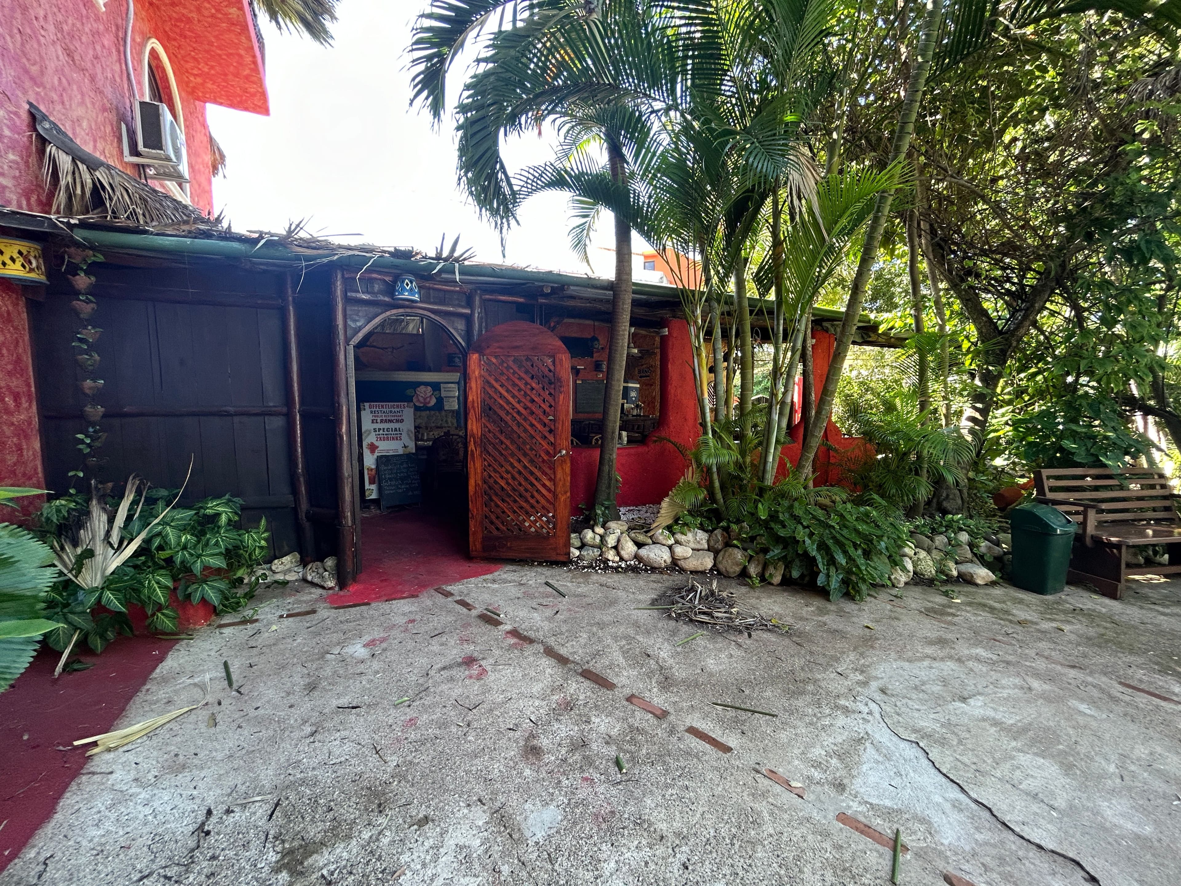21-Room Mexican-Style Hotel with Courtyard Pool in Sosúa — Restaurant & bar