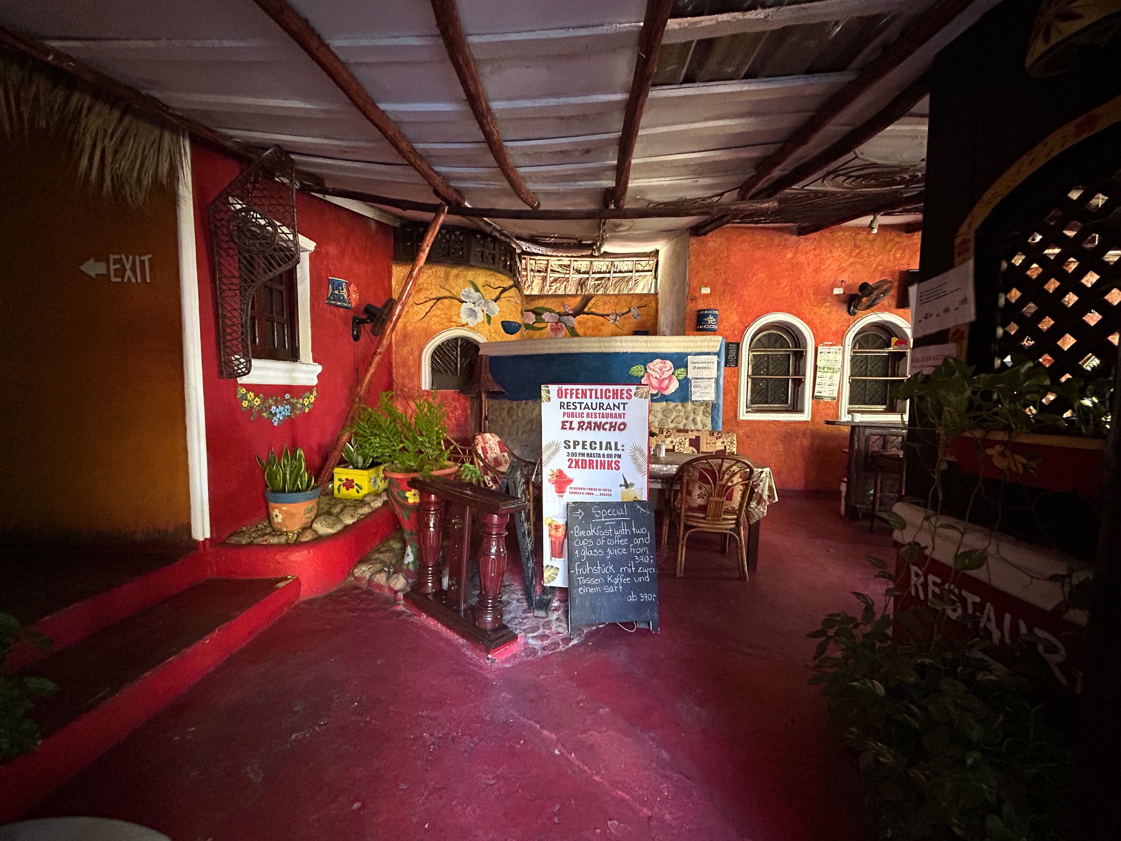 21-Room Mexican-Style Hotel with Courtyard Pool in Sosúa — Restaurant & bar
