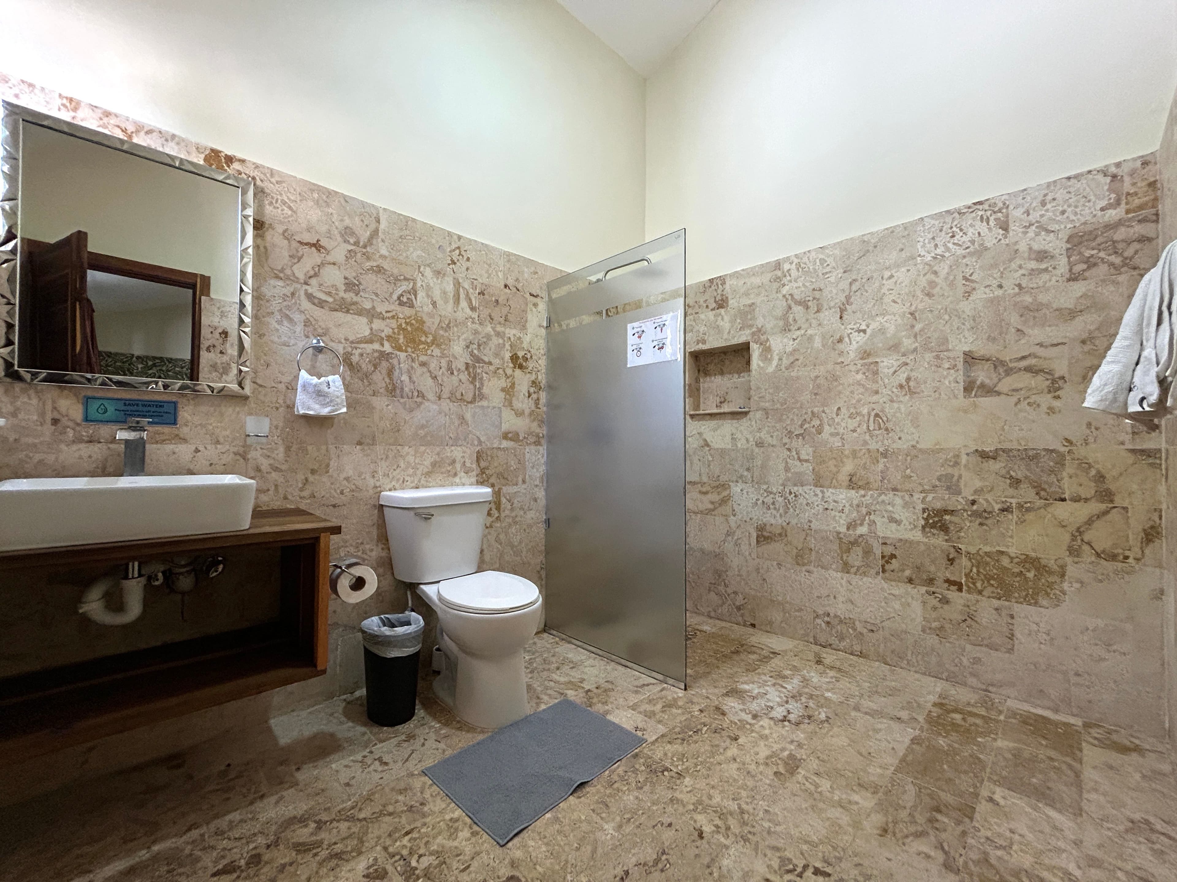 9-Bedroom Villa with Pool and Jacuzzi Near Laguna Beach in Sosúa — Bathroom