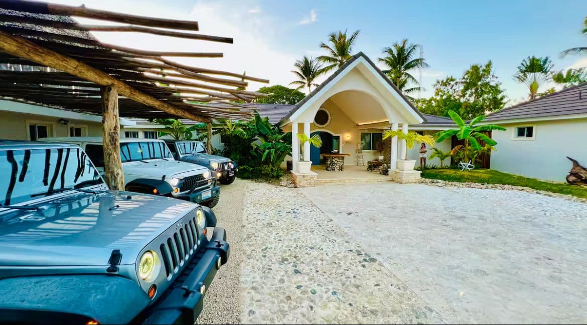 9-Bedroom Villa with Pool and Jacuzzi Near Laguna Beach in Sosúa — Driveway & parking