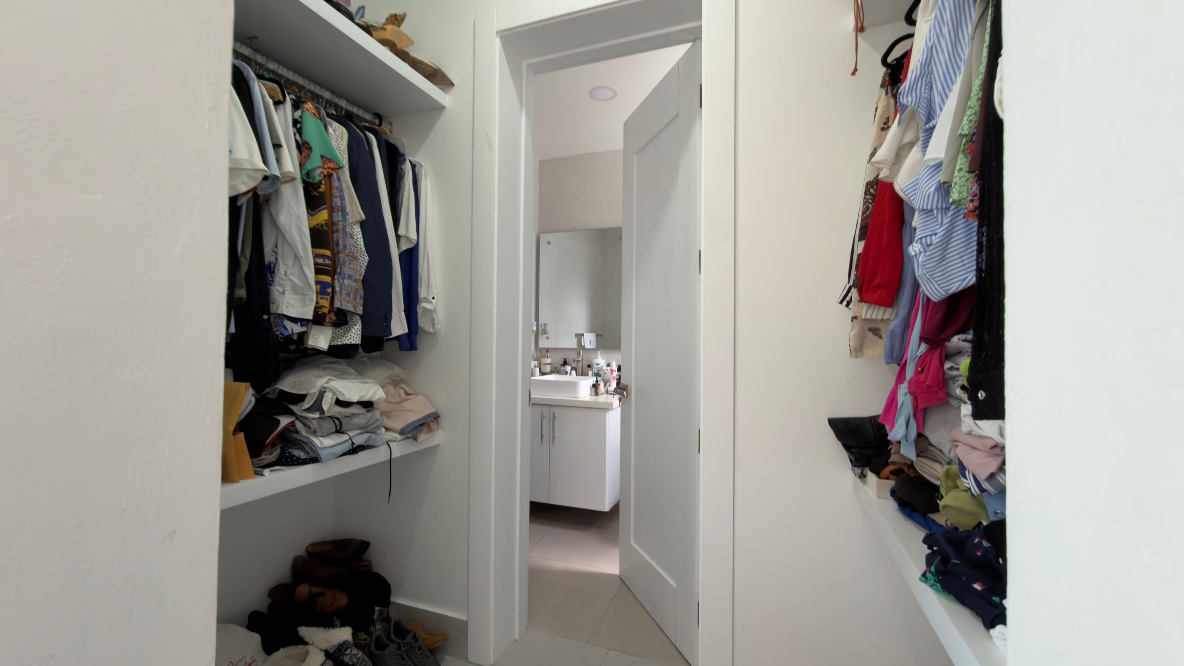 3-Bedroom Furnished Villa with Private Pool in Sosúa Ocean Village — Walk-in closet