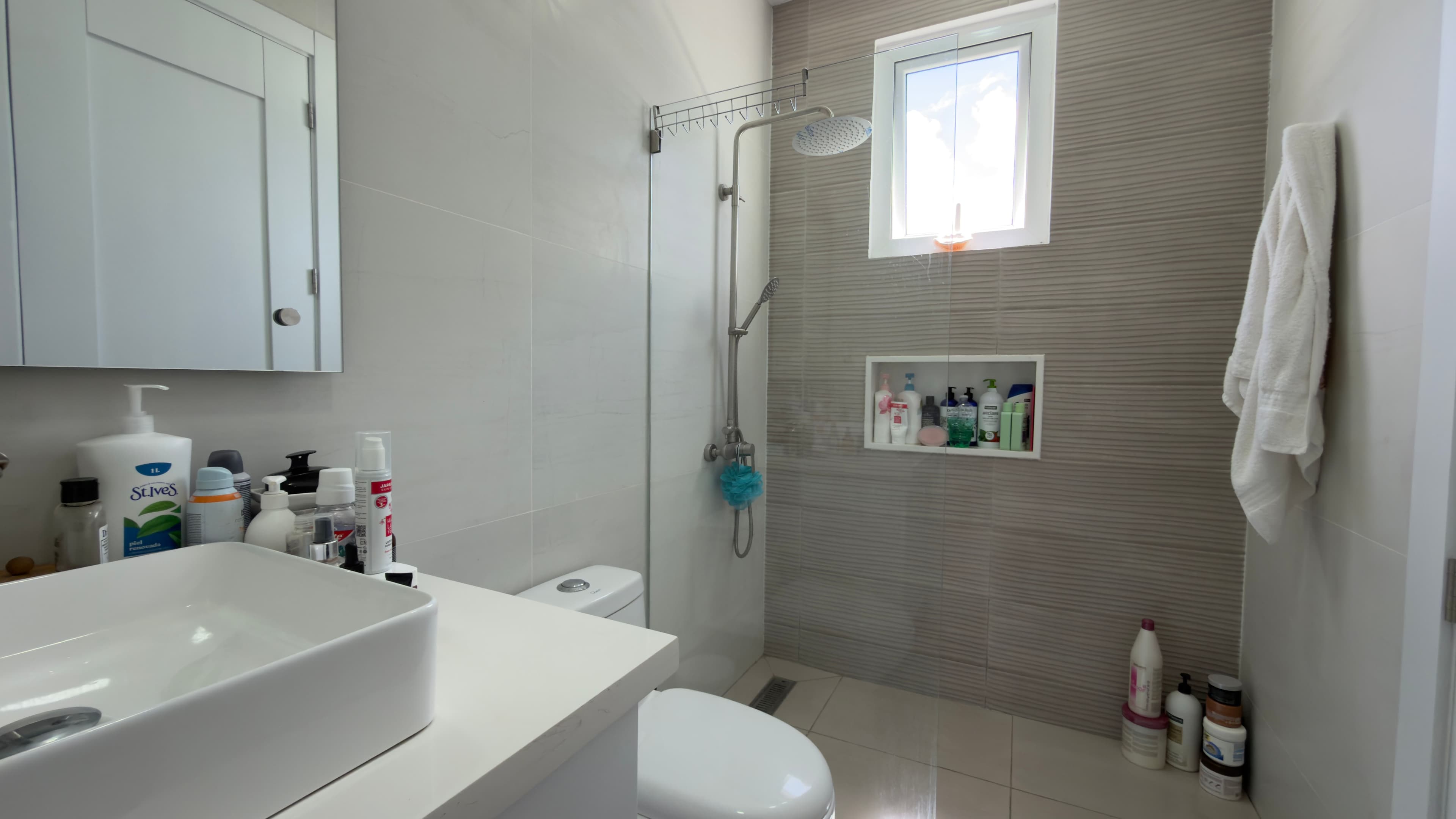3-Bedroom Furnished Villa with Private Pool in Sosúa Ocean Village — Bathroom