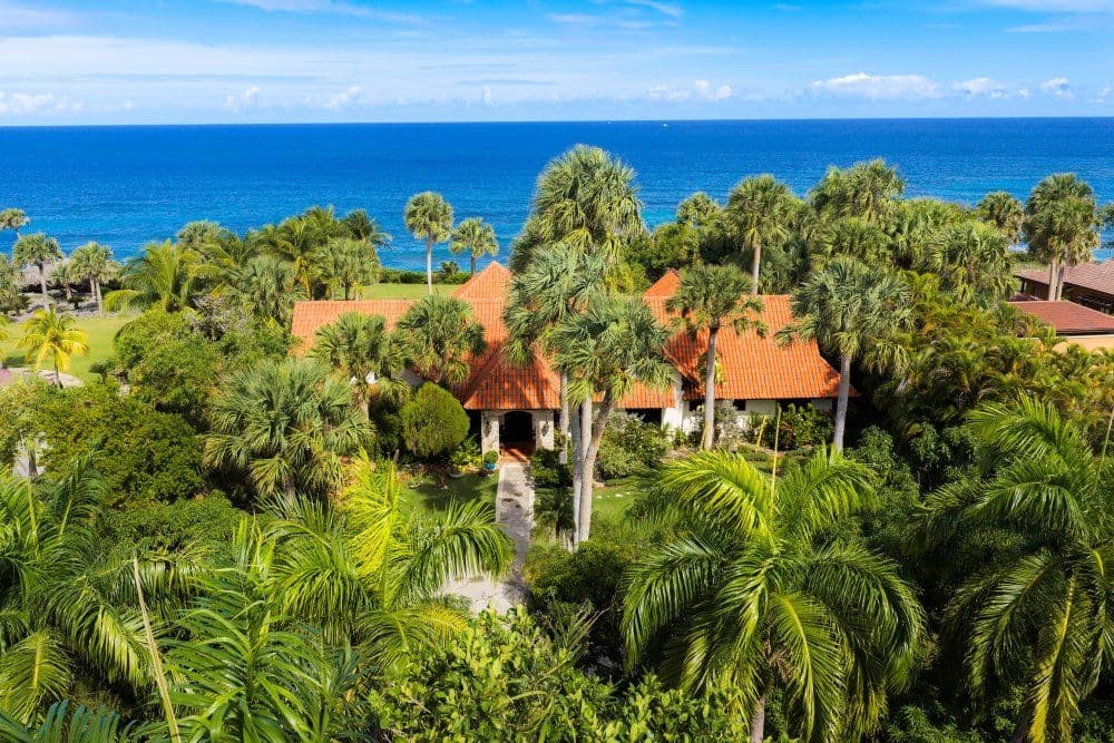 5-Bedroom Oceanfront Villa with 25 m Lap Pool in Sea Horse Ranch — Exterior