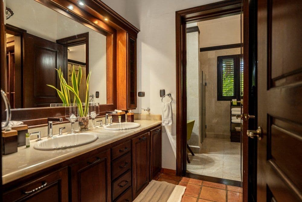 5-Bedroom Oceanfront Villa with 25 m Lap Pool in Sea Horse Ranch — Bathroom