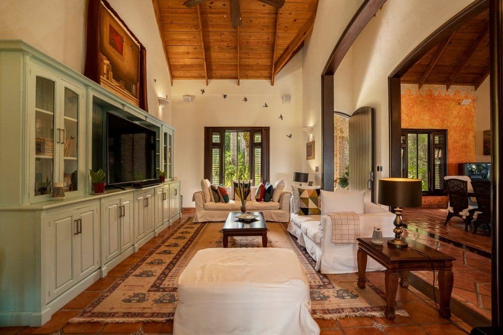 5-Bedroom Oceanfront Villa with 25 m Lap Pool in Sea Horse Ranch — Living room