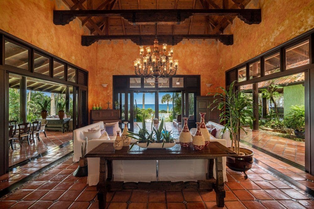 5-Bedroom Oceanfront Villa with 25 m Lap Pool in Sea Horse Ranch — Living room