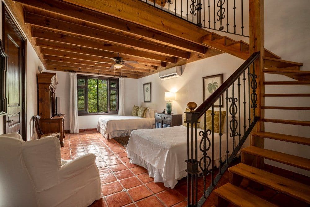 5-Bedroom Oceanfront Villa with 25 m Lap Pool in Sea Horse Ranch — Guest room