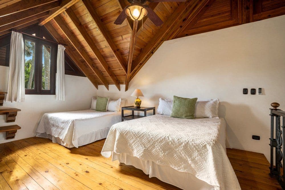 5-Bedroom Oceanfront Villa with 25 m Lap Pool in Sea Horse Ranch — Bedroom