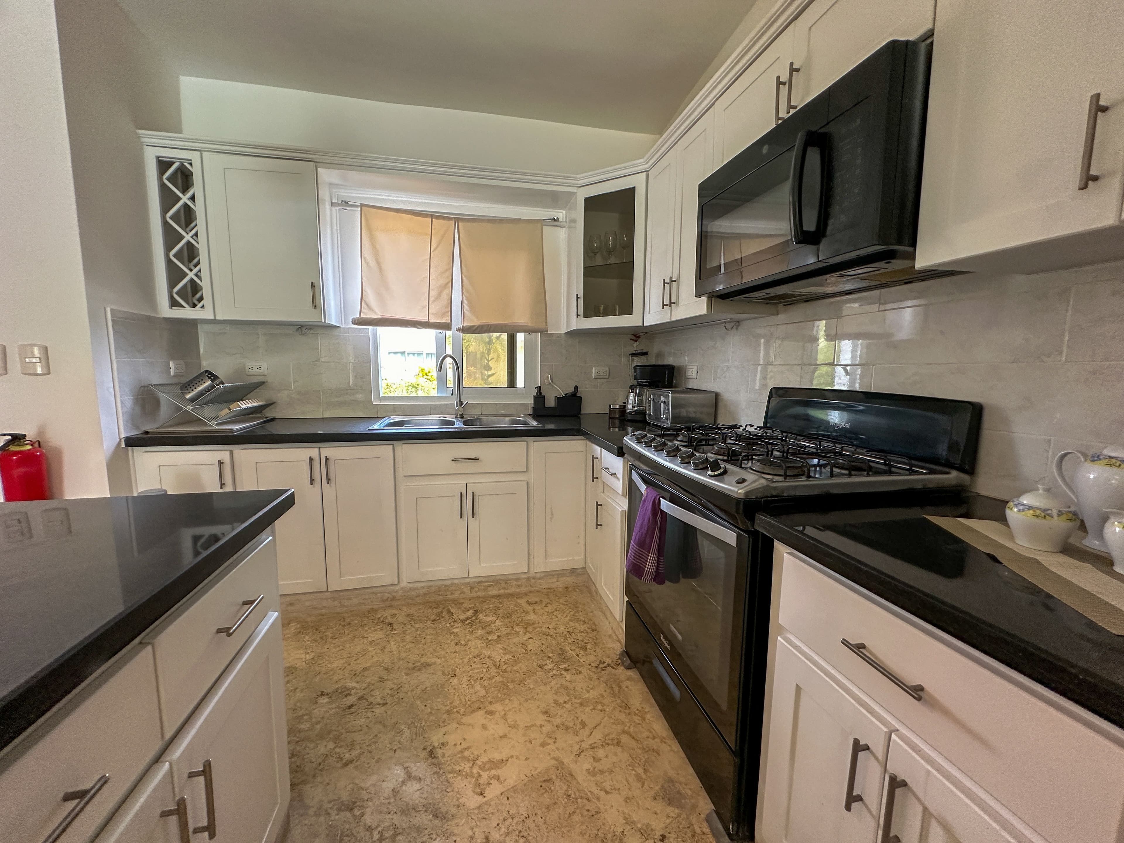 4-Bedroom Villa with Private Pool in Casa Linda, Sosúa — Kitchen