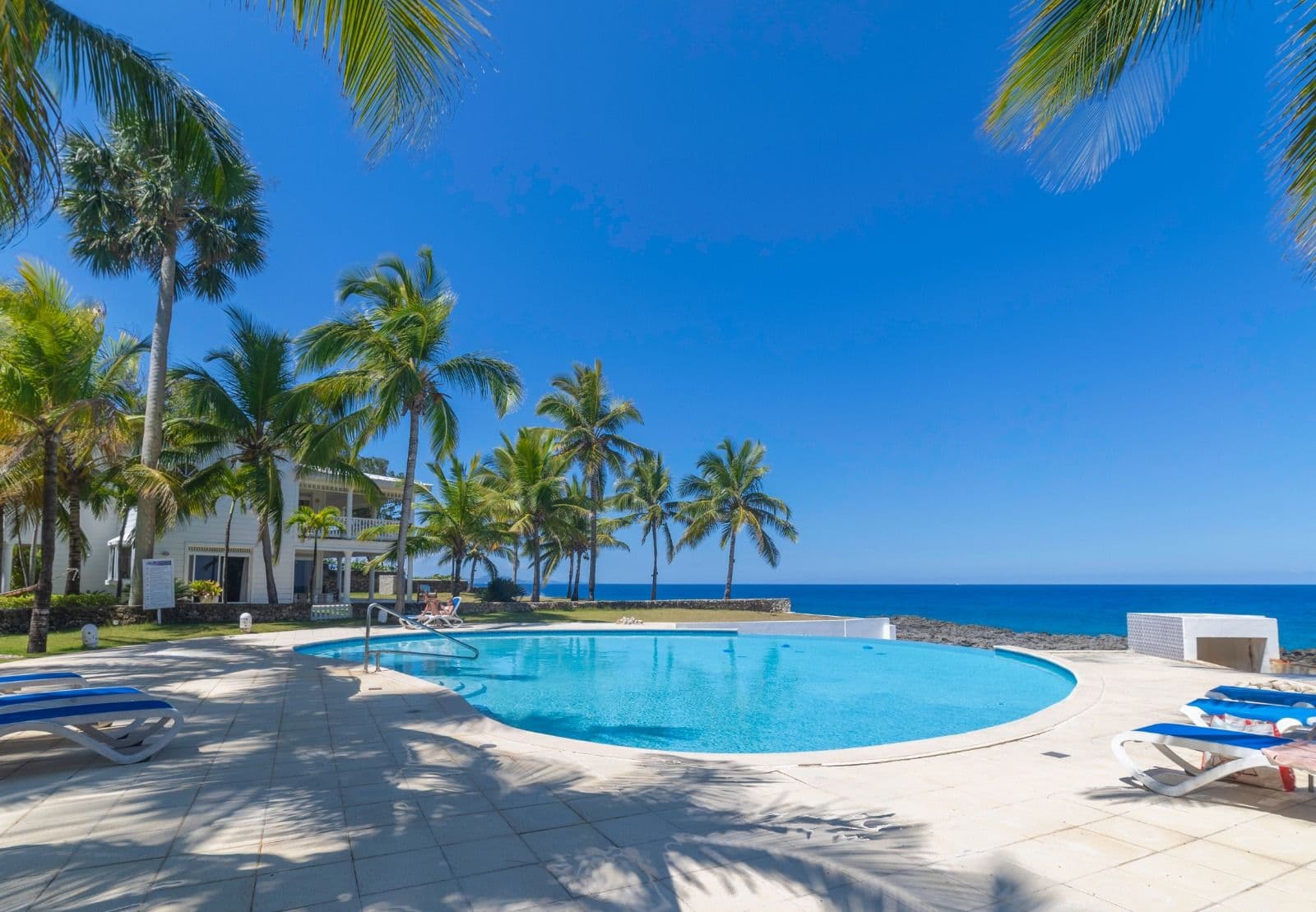 2-Bedroom Oceanfront Ground-Floor Apartment in Sosúa — Pool