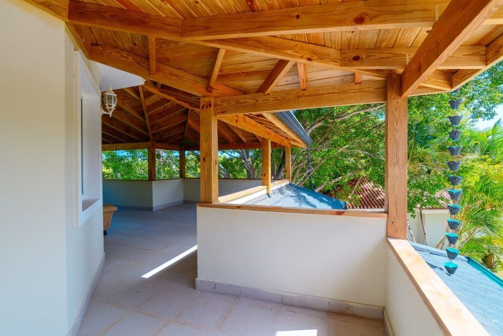 5-Bedroom Villa on a Double Lot in Sea Horse Ranch — Balcony