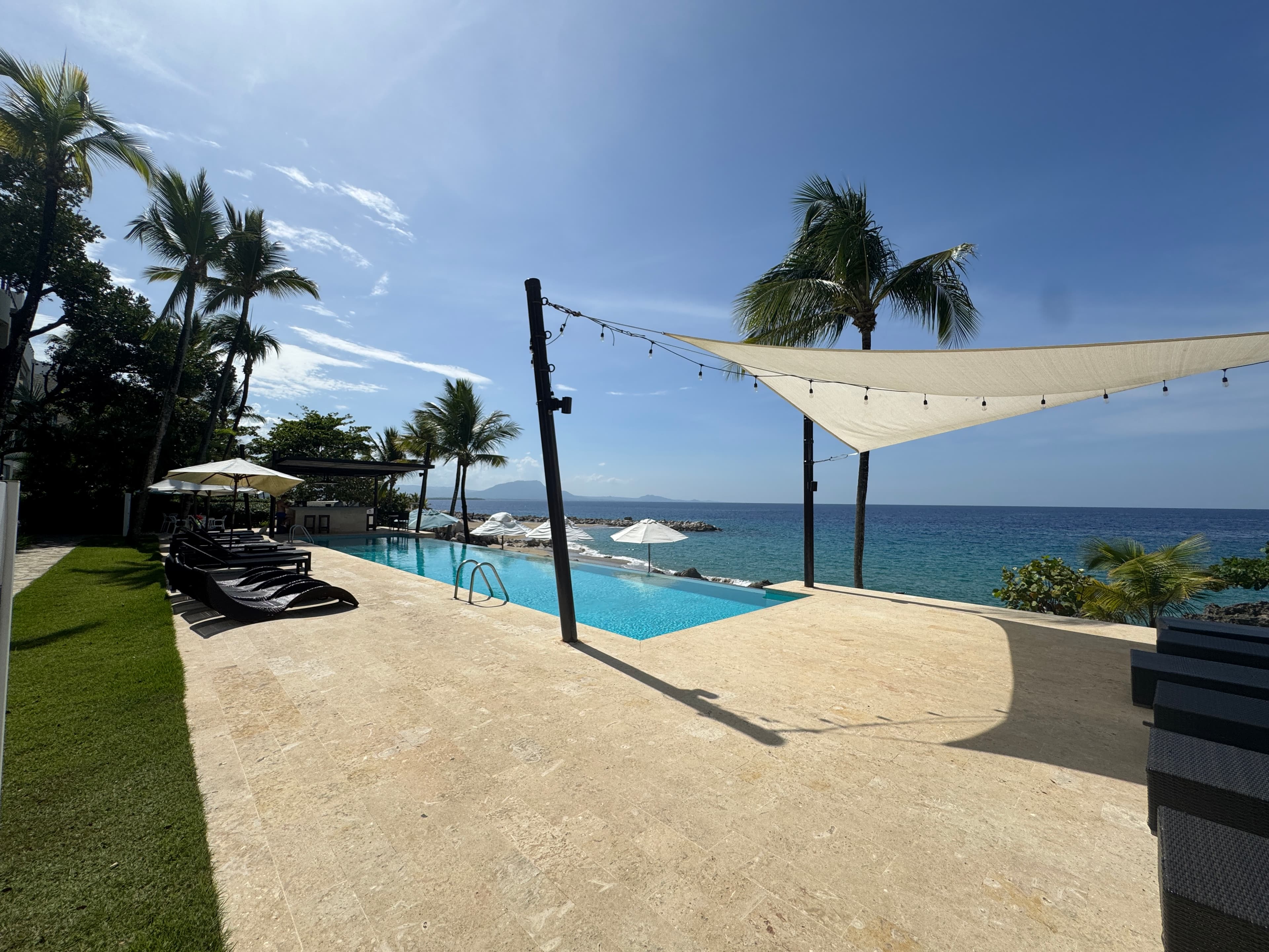 infiniti-blu-pool-area