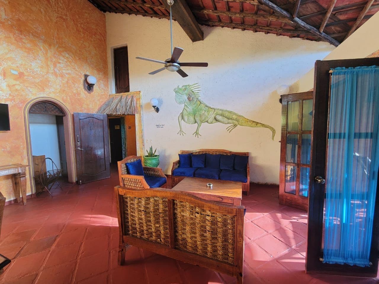Hotel im mexikanischen Stil mit 21 Zimmern und Innenhofpool in Sosúa — Wohnzimmer
