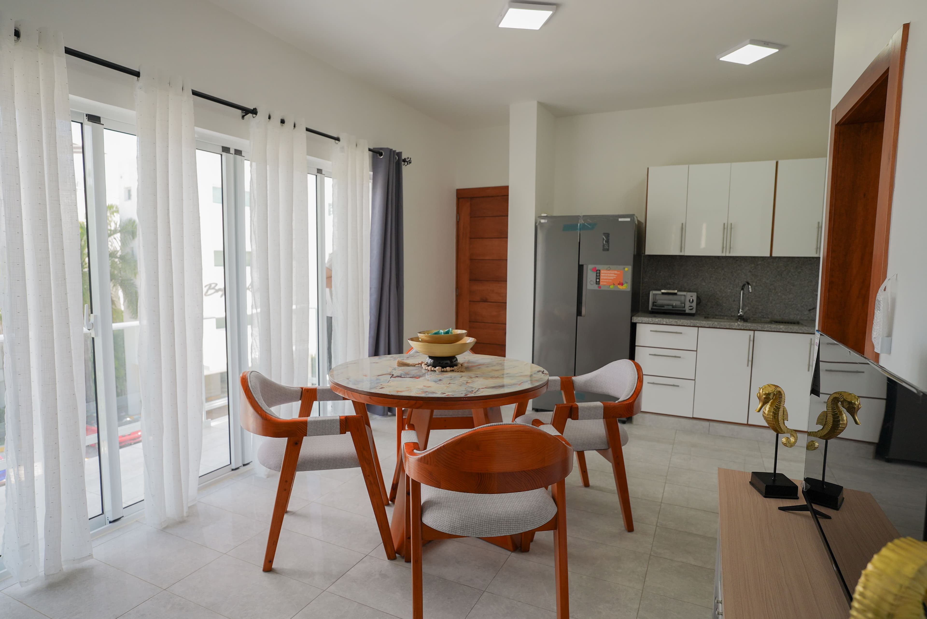 Квартира з 1 спальнею й видом на океан у Breeze Building, Sosúa — Open living & dining area