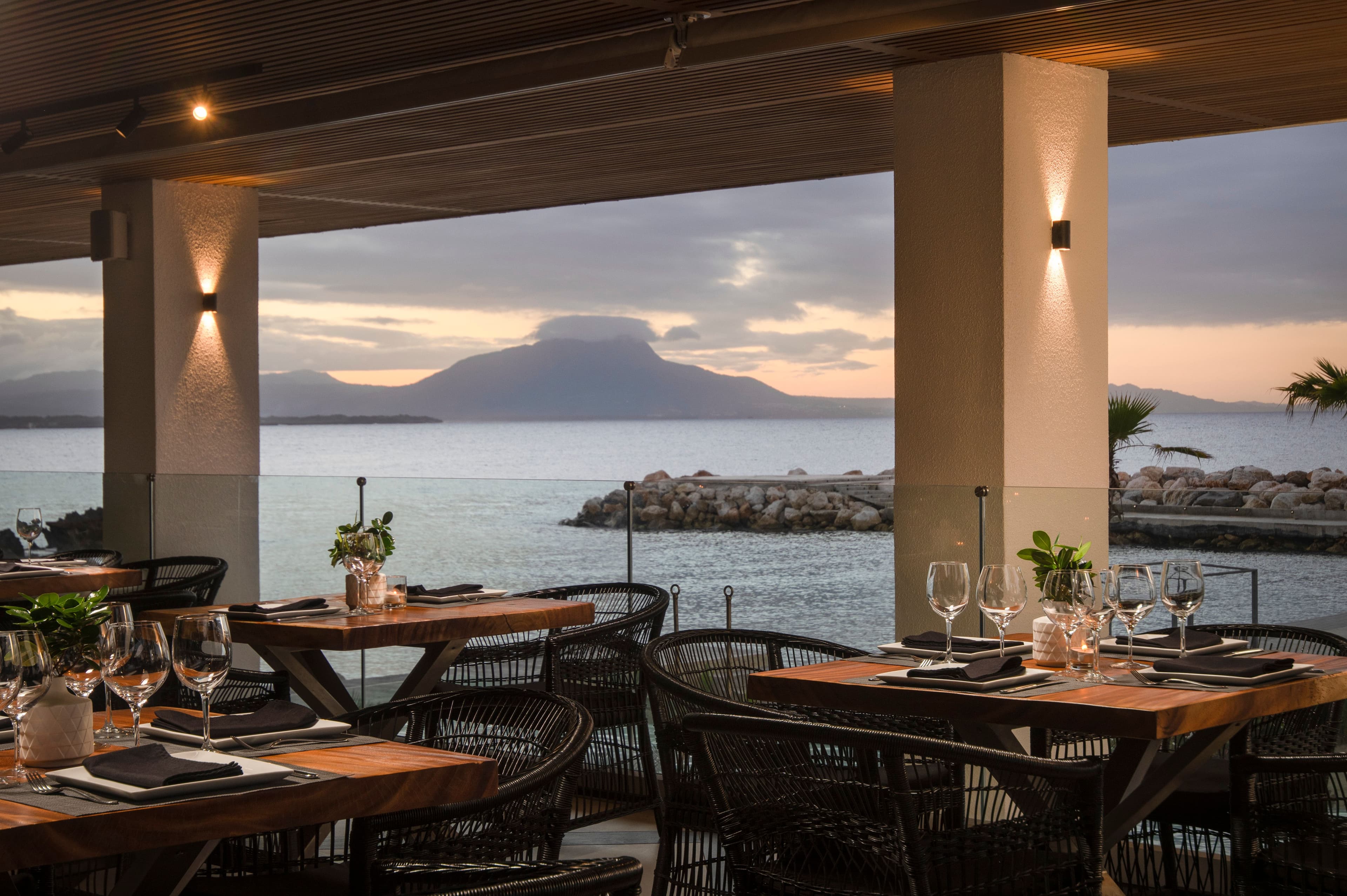 3-Bedroom Oceanfront Apartment with Private Terrace in Sosúa — Restaurant & bar
