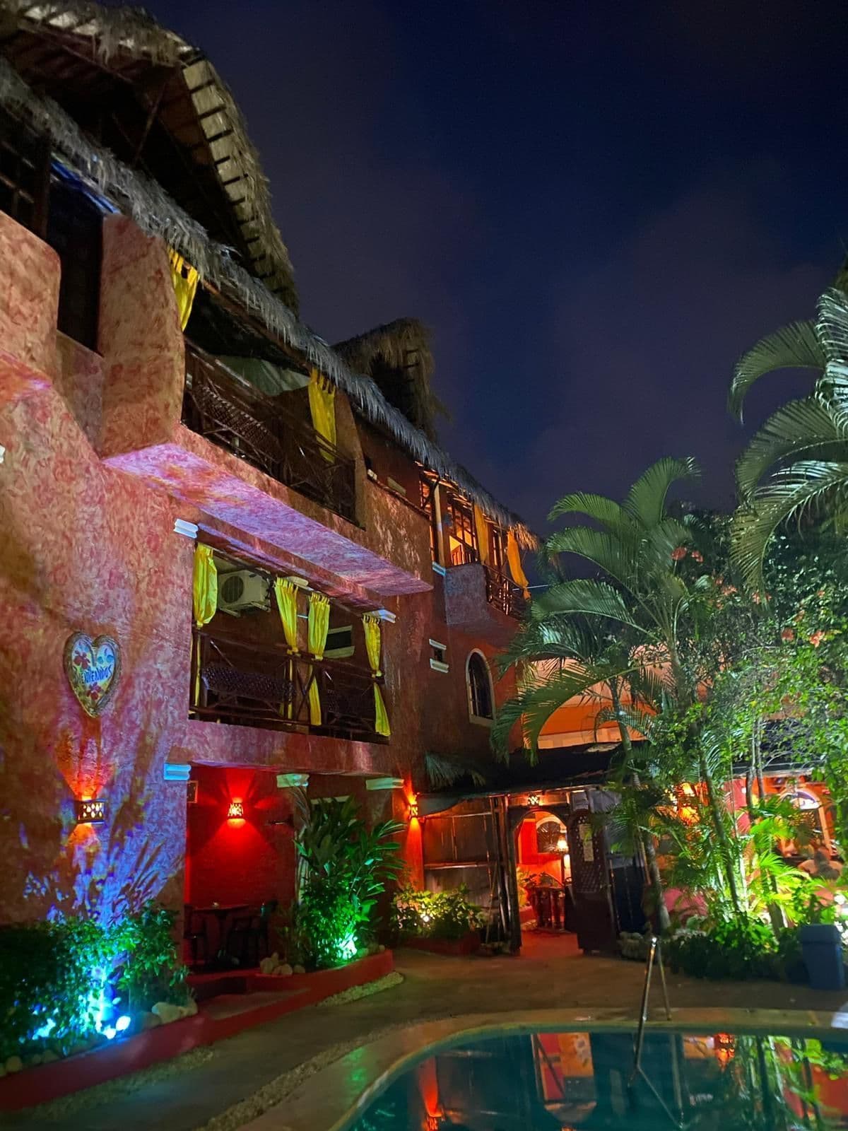 Hotel im mexikanischen Stil mit 21 Zimmern und Innenhofpool in Sosúa — Außenansicht