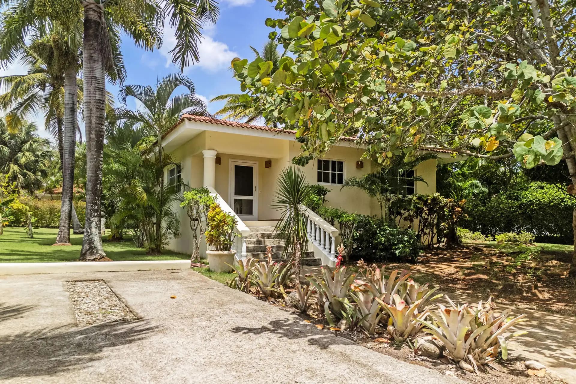 2-Bedroom Expanded Colibri Villa with Pool in Residencial Hispaniola — Exterior