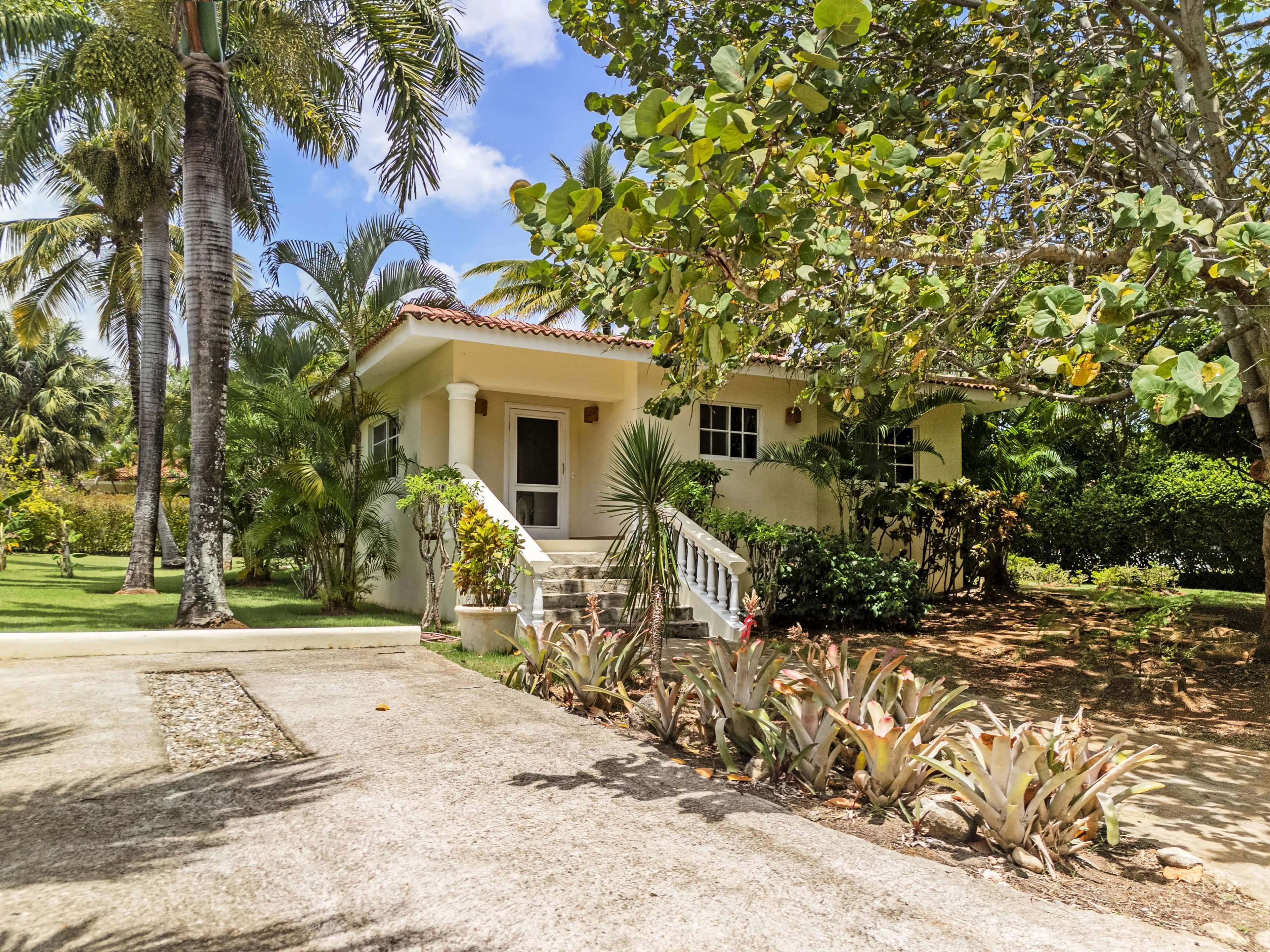 2-Bedroom Expanded Colibri Villa with Pool in Residencial Hispaniola — Exterior