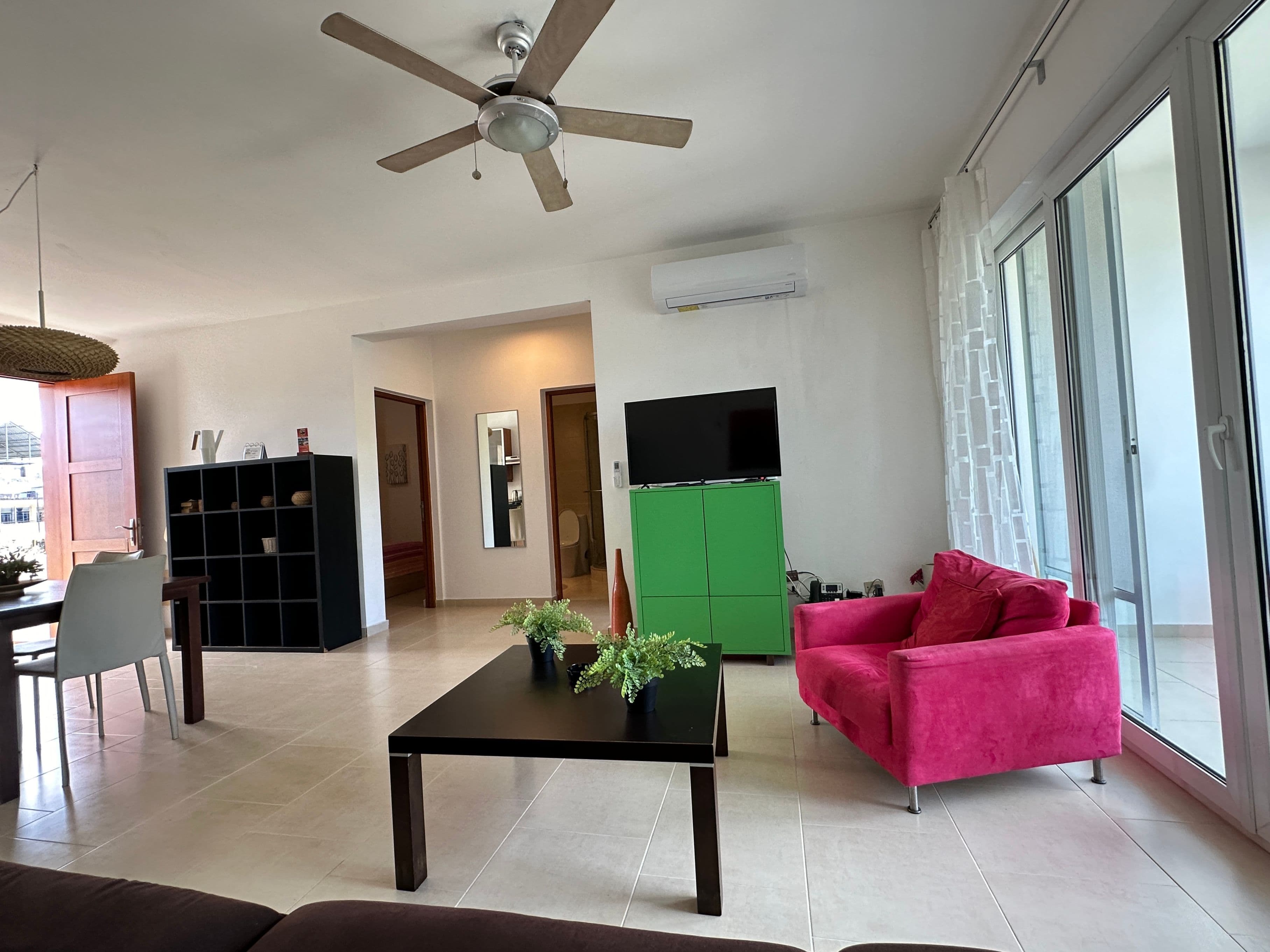Appartement meublé 2 chambres à Infiniti Blu en bord de plage, Sosúa — Living room