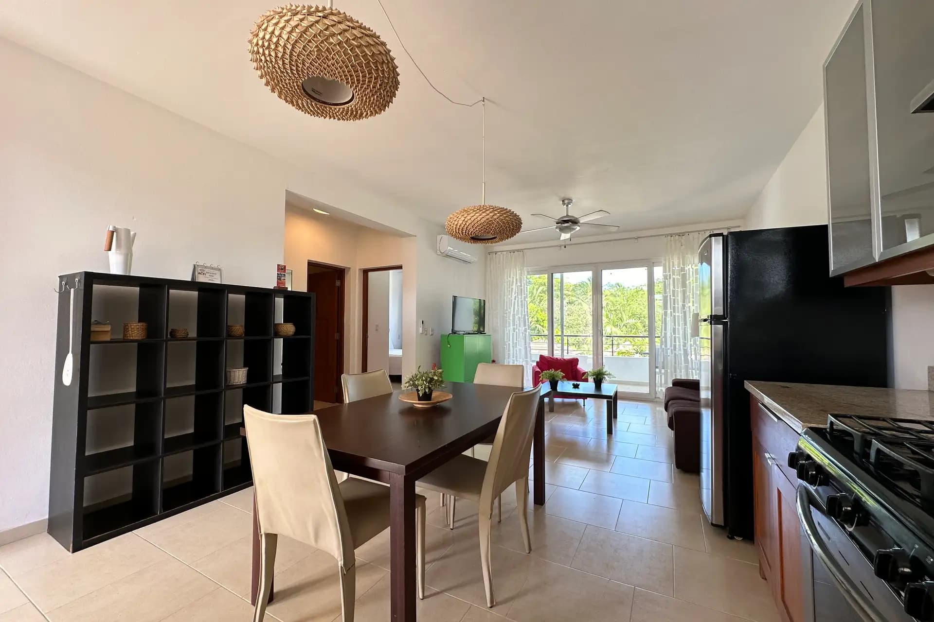 Appartement meublé 2 chambres à Infiniti Blu en bord de plage, Sosúa — Open living & dining area