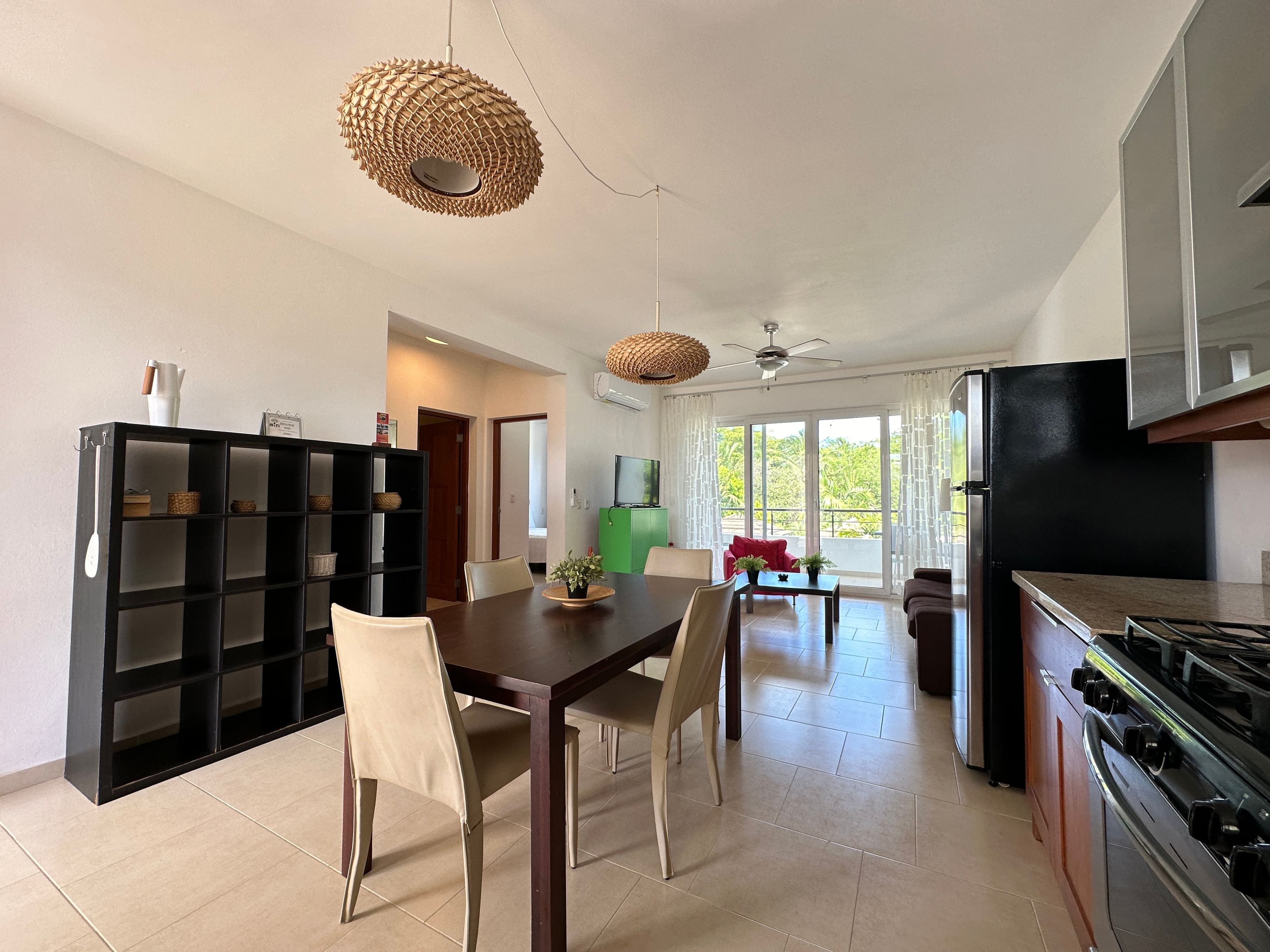 Appartement meublé 2 chambres à Infiniti Blu en bord de plage, Sosúa — Open living & dining area