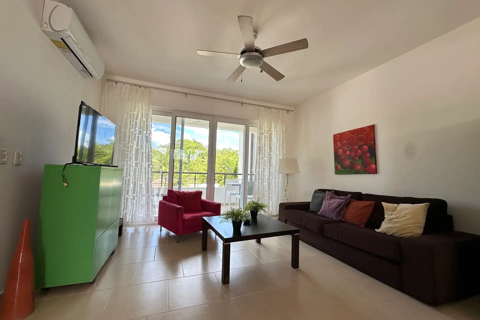 Appartement meublé 2 chambres à Infiniti Blu en bord de plage, Sosúa — Living room
