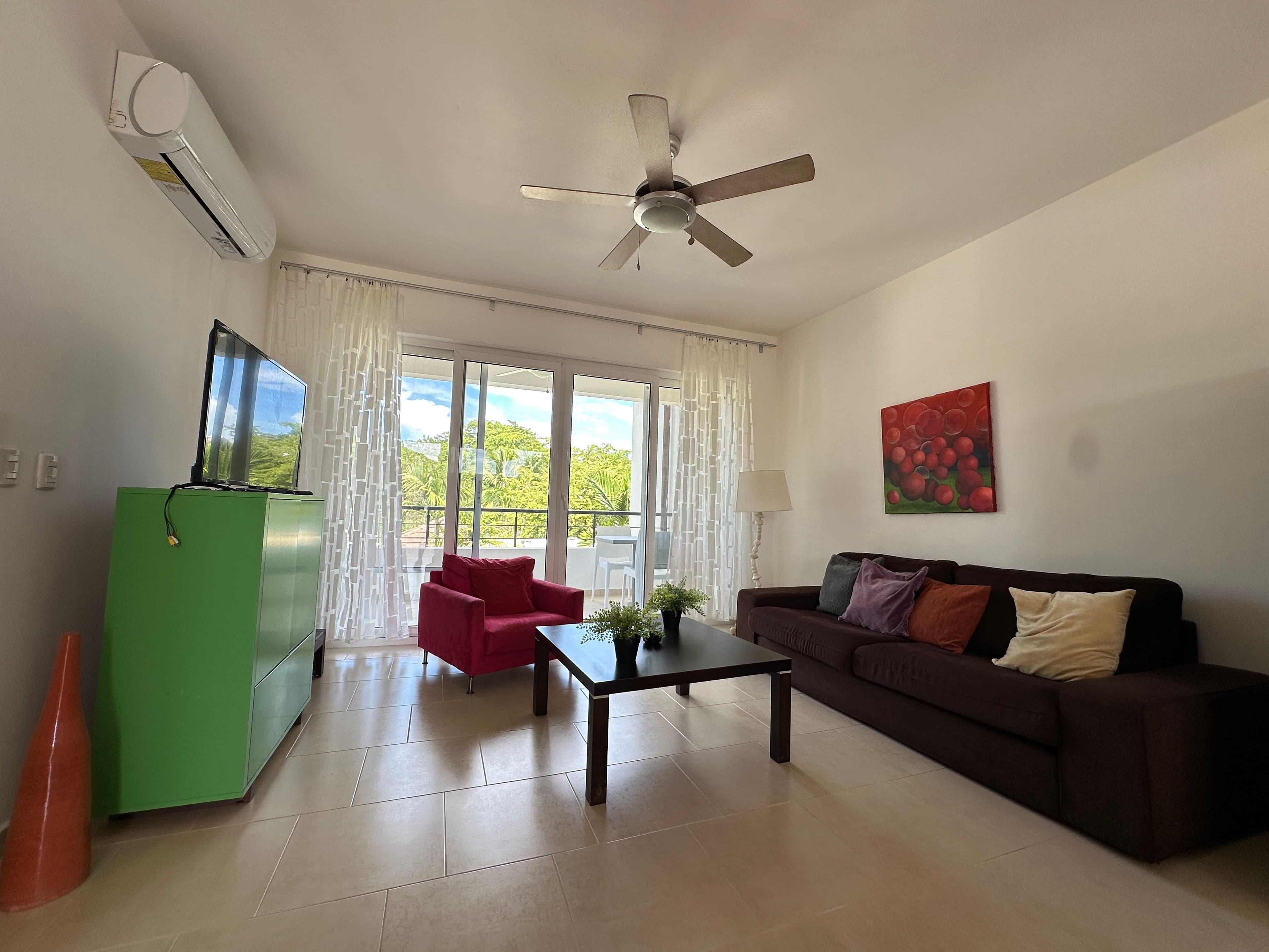 Appartement meublé 2 chambres à Infiniti Blu en bord de plage, Sosúa — Living room