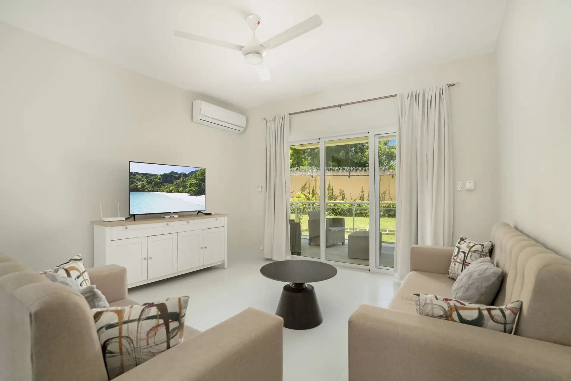 شقة من غرفتي نوم في الطابق الأرضي في Hispaniola Hill Side Condos، Sosúa — Living room