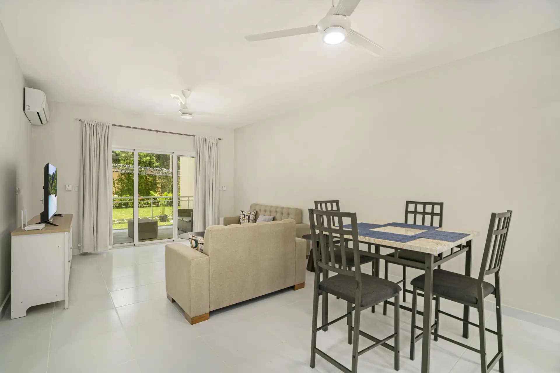شقة من غرفتي نوم في الطابق الأرضي في Hispaniola Hill Side Condos، Sosúa — Open living & dining area