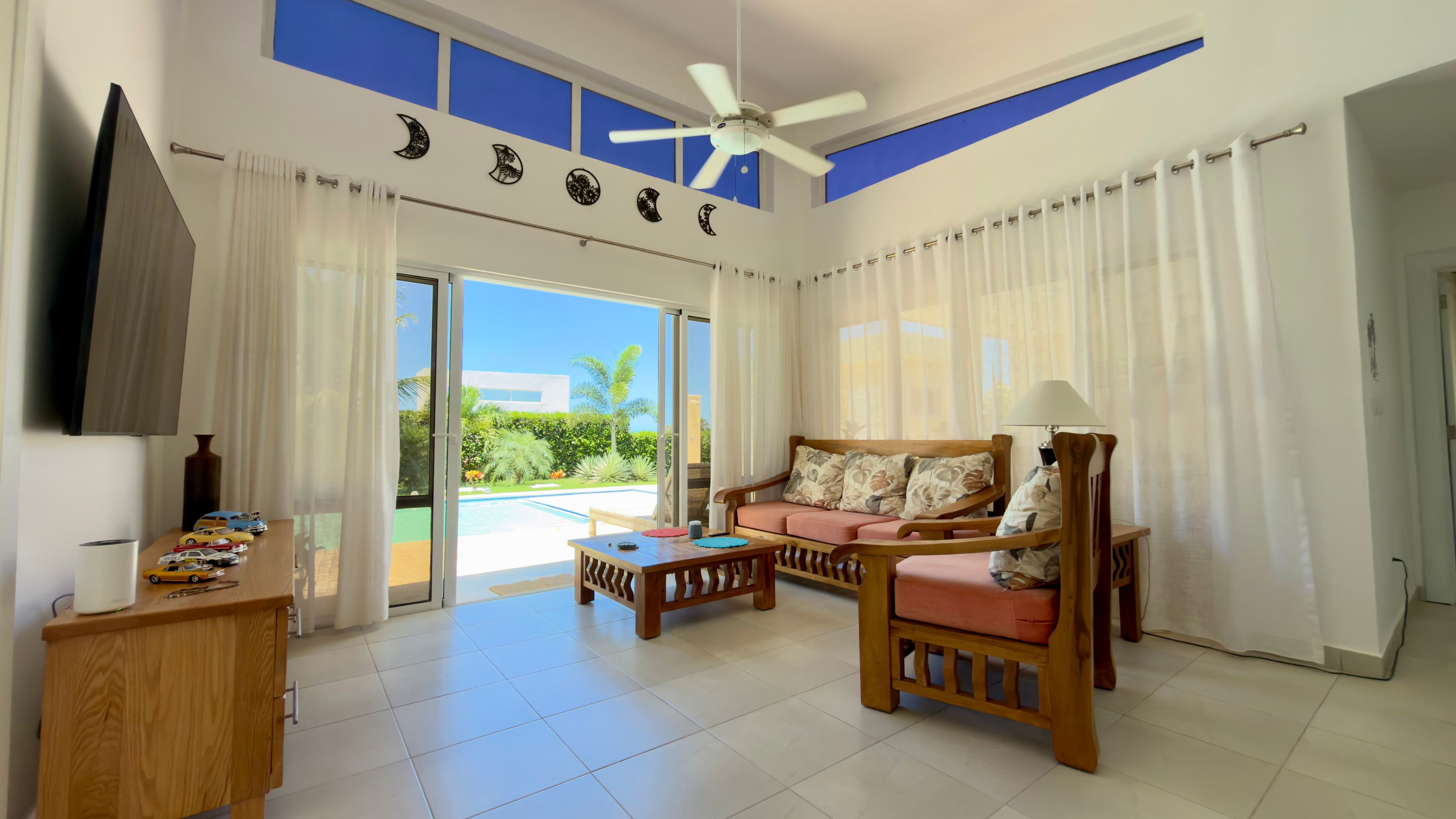 3-Bedroom Ocean View Villa with Pool in Casa Linda, Sosúa — Wohnzimmer