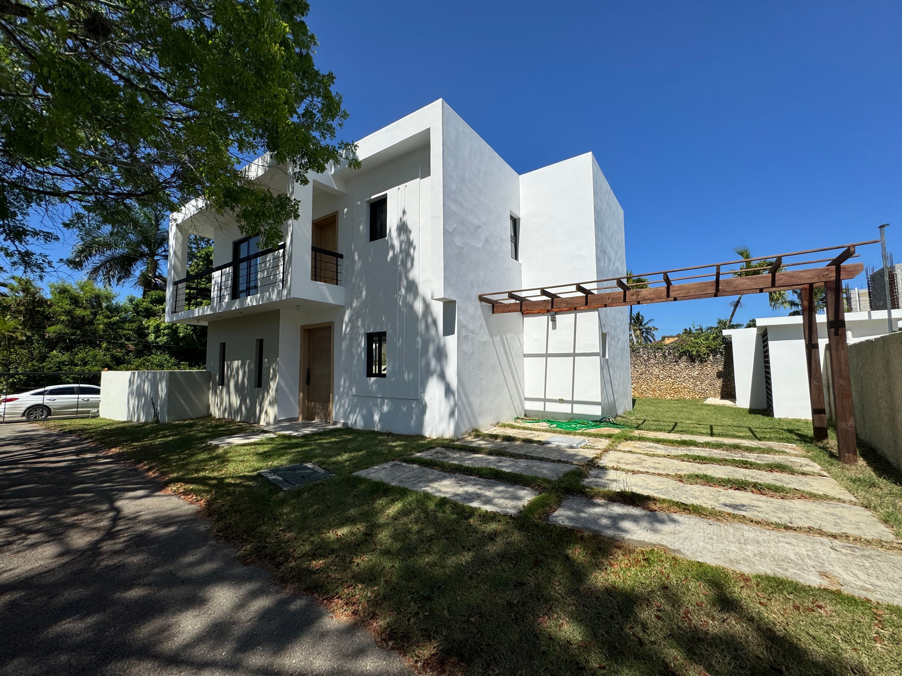 Modern 3-Bedroom Pool Villa in Villas Larimar, Perla Marina — Exterior