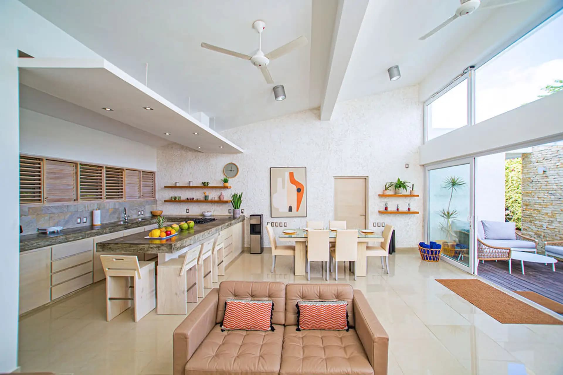 Вілла з 3 спальнями, гідромасажним басейном і водоспадом в Agua Dulce, Sosúa — Open living & dining area