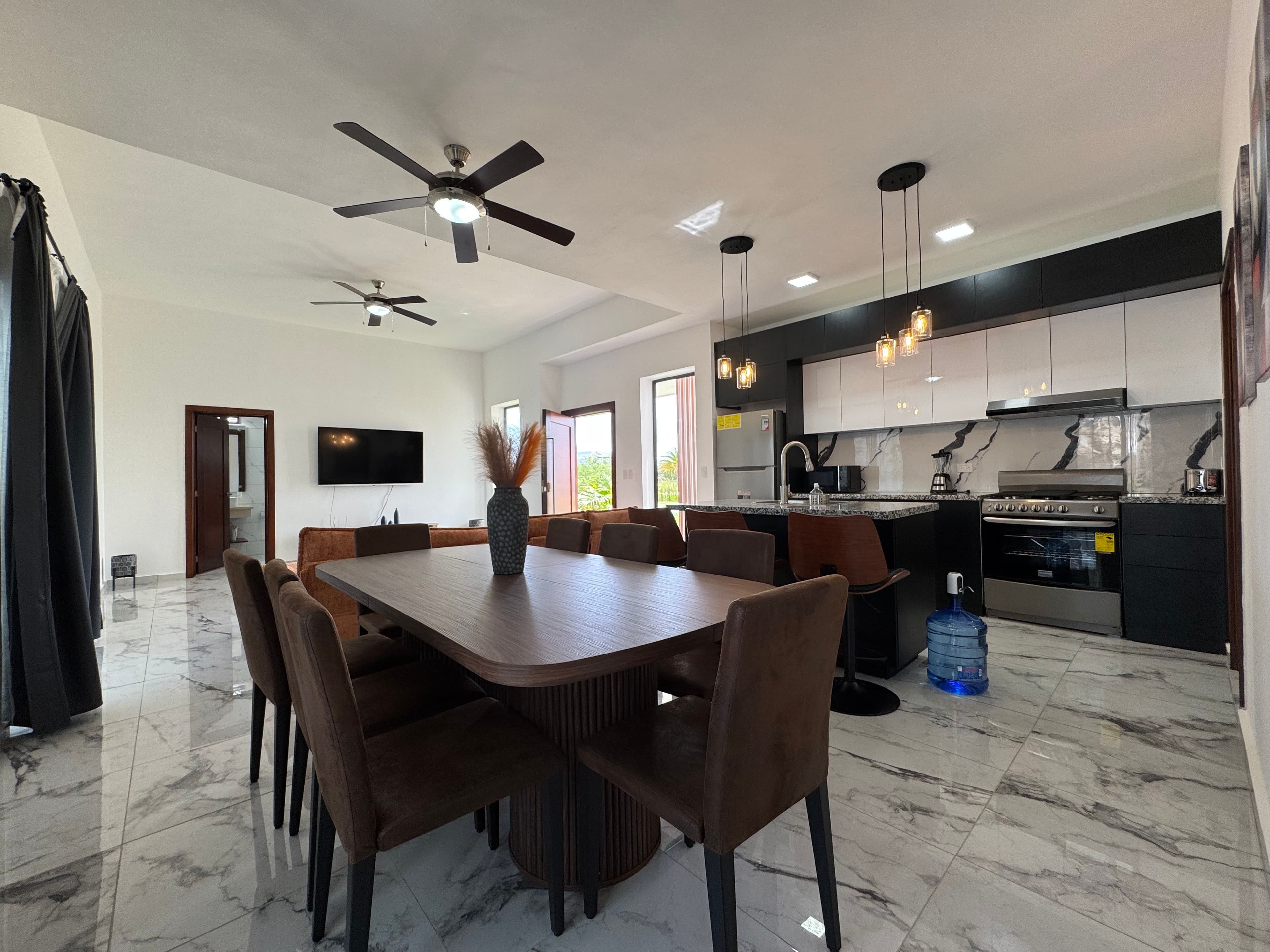 فيلا جديدة من 3 غرف نوم مع مسبح خاص في Sosúa Ocean Village — Open living & dining area