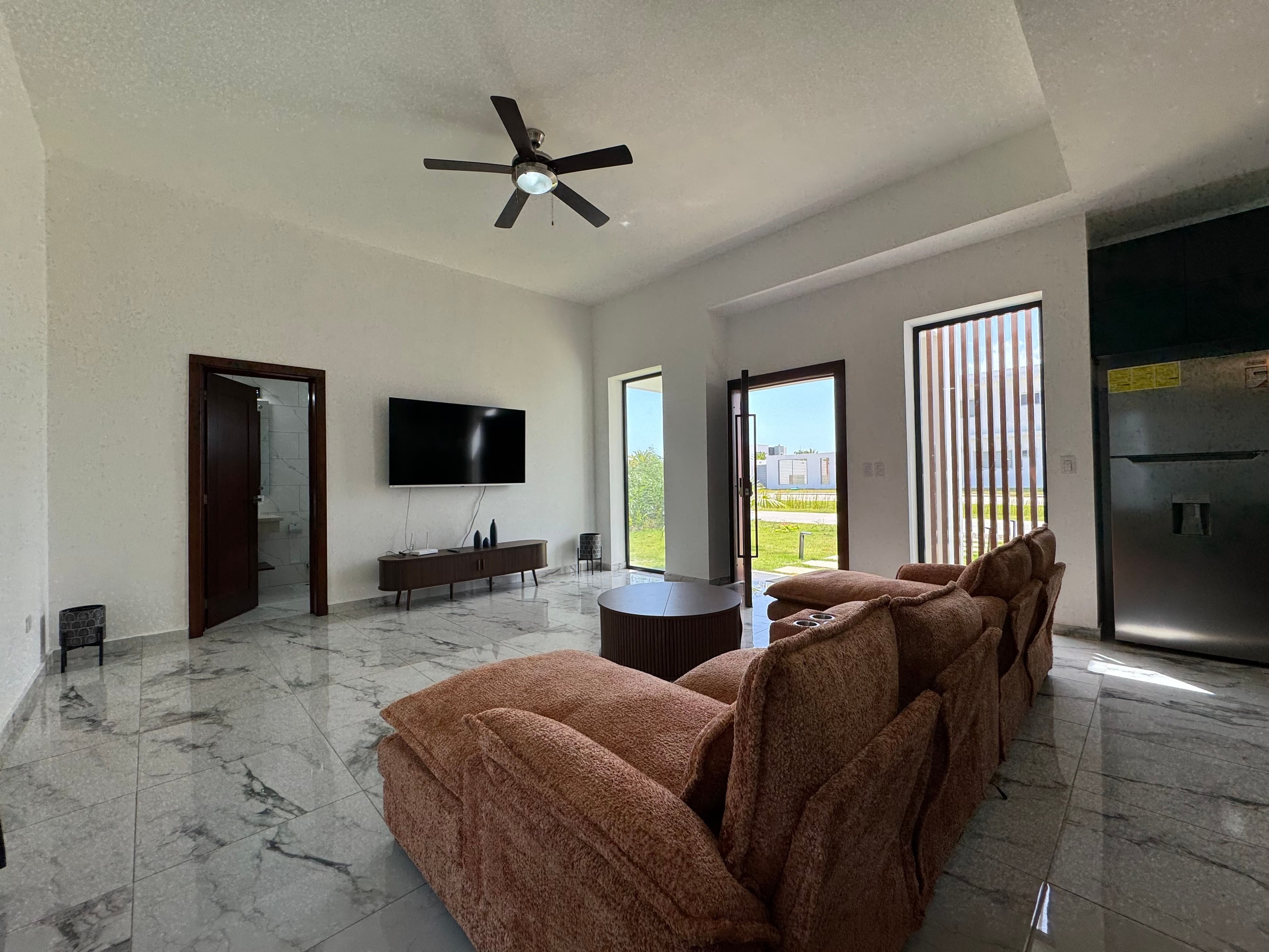 فيلا جديدة من 3 غرف نوم مع مسبح خاص في Sosúa Ocean Village — Living room