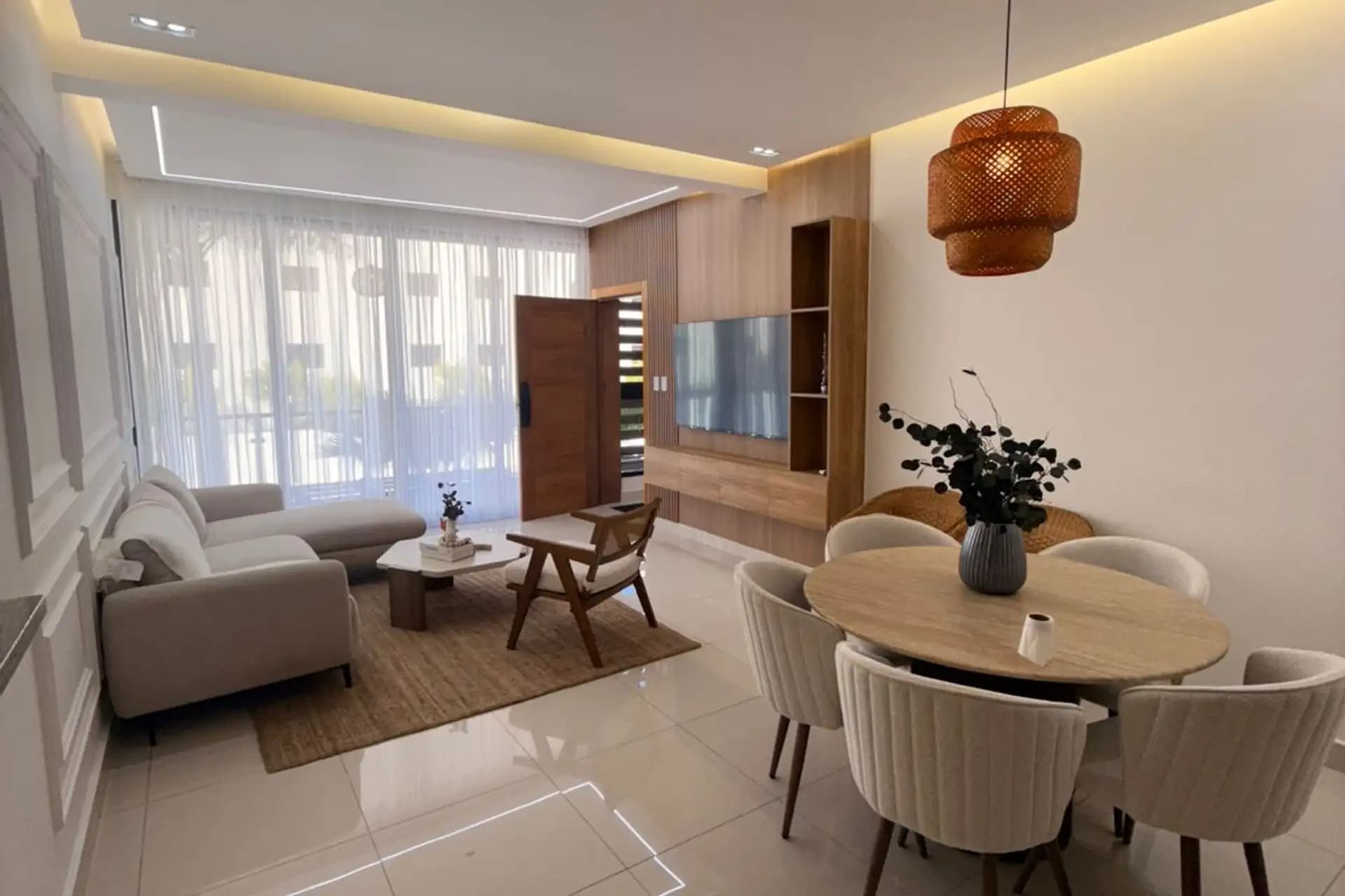 Квартира з 3 спальнями на березі океану на Malecón у Пуерто-Плата — Open living & dining area