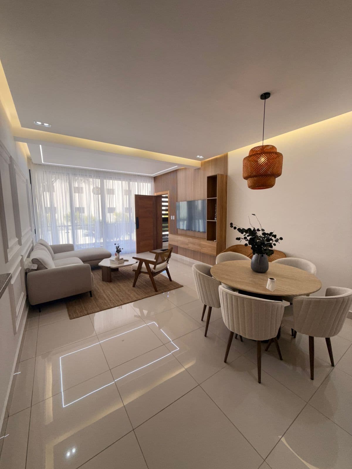 Квартира з 3 спальнями на березі океану на Malecón у Пуерто-Плата — Open living & dining area