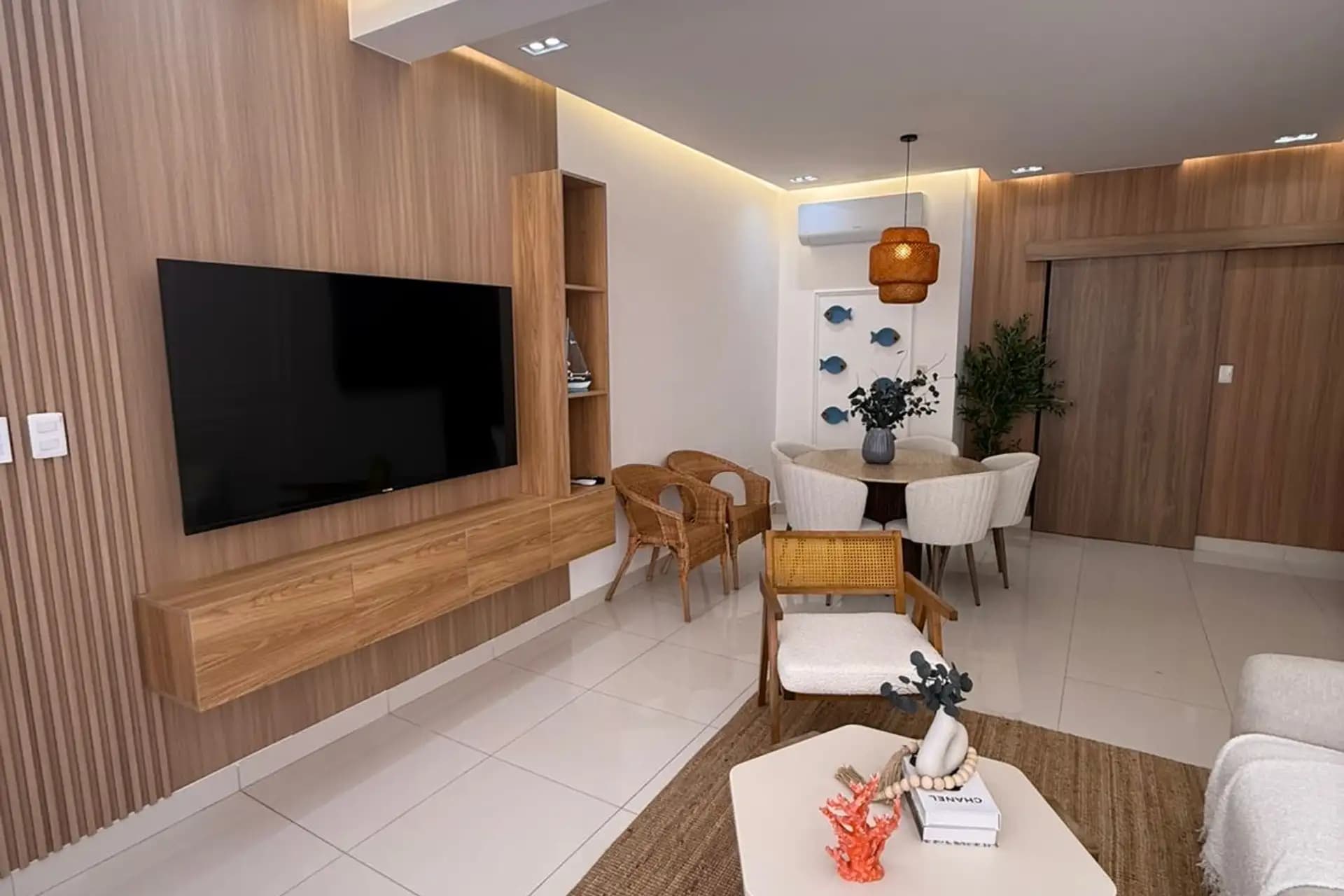 Квартира з 3 спальнями на березі океану на Malecón у Пуерто-Плата — Open living & dining area