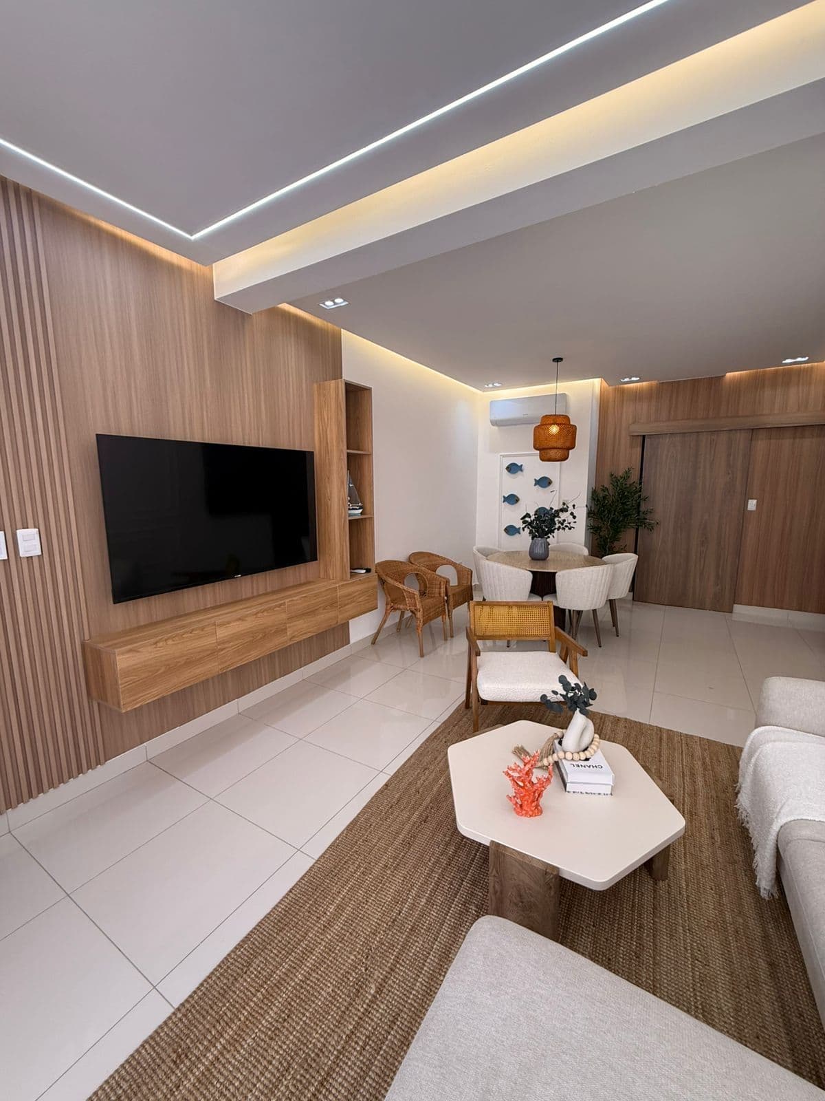 Квартира з 3 спальнями на березі океану на Malecón у Пуерто-Плата — Open living & dining area
