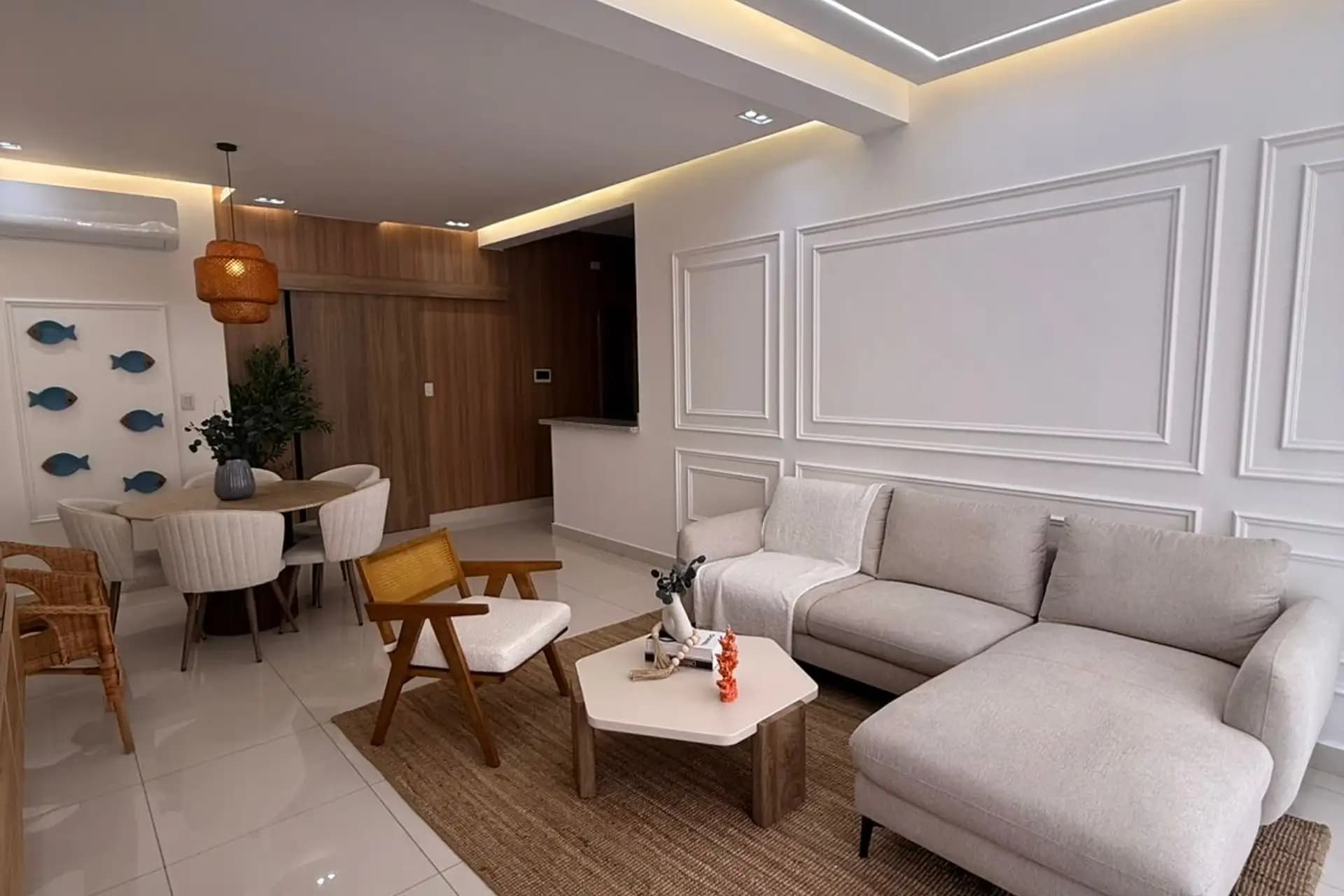 Квартира з 3 спальнями на березі океану на Malecón у Пуерто-Плата — Open living & dining area