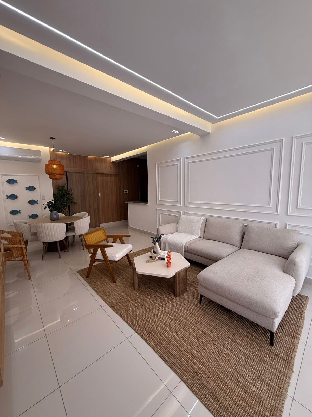 Квартира з 3 спальнями на березі океану на Malecón у Пуерто-Плата — Open living & dining area