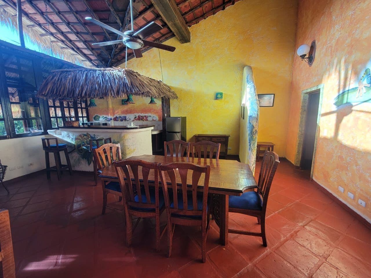 Hotel im mexikanischen Stil mit 21 Zimmern und Innenhofpool in Sosúa — Offener Wohn-/Essbereich