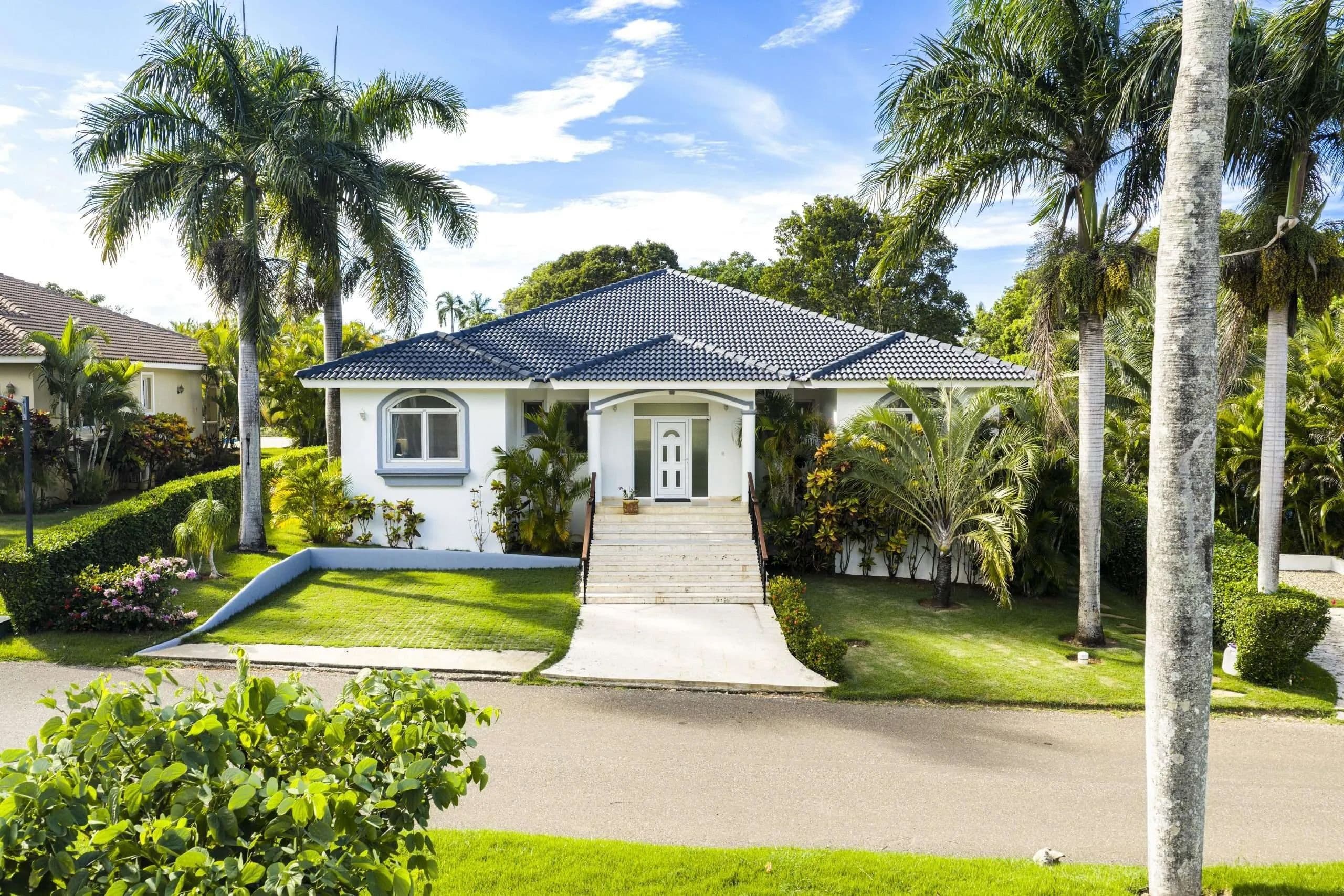 4-Bedroom Furnished Villa with Private Pool in Sosúa — Exterior
