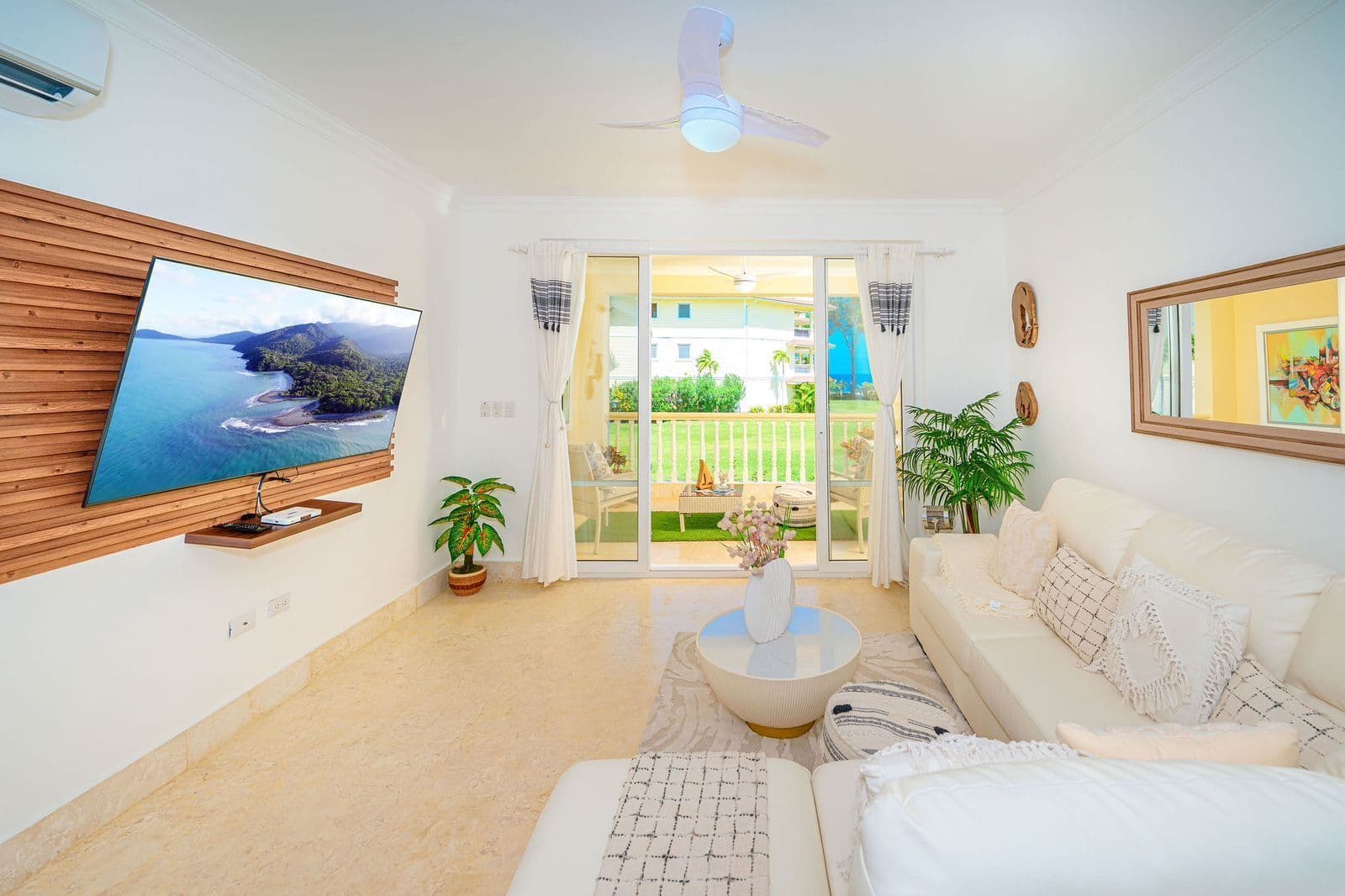 2-Bedroom Ocean-View Apartment at Hispaniola Beach, Sosúa — Living room