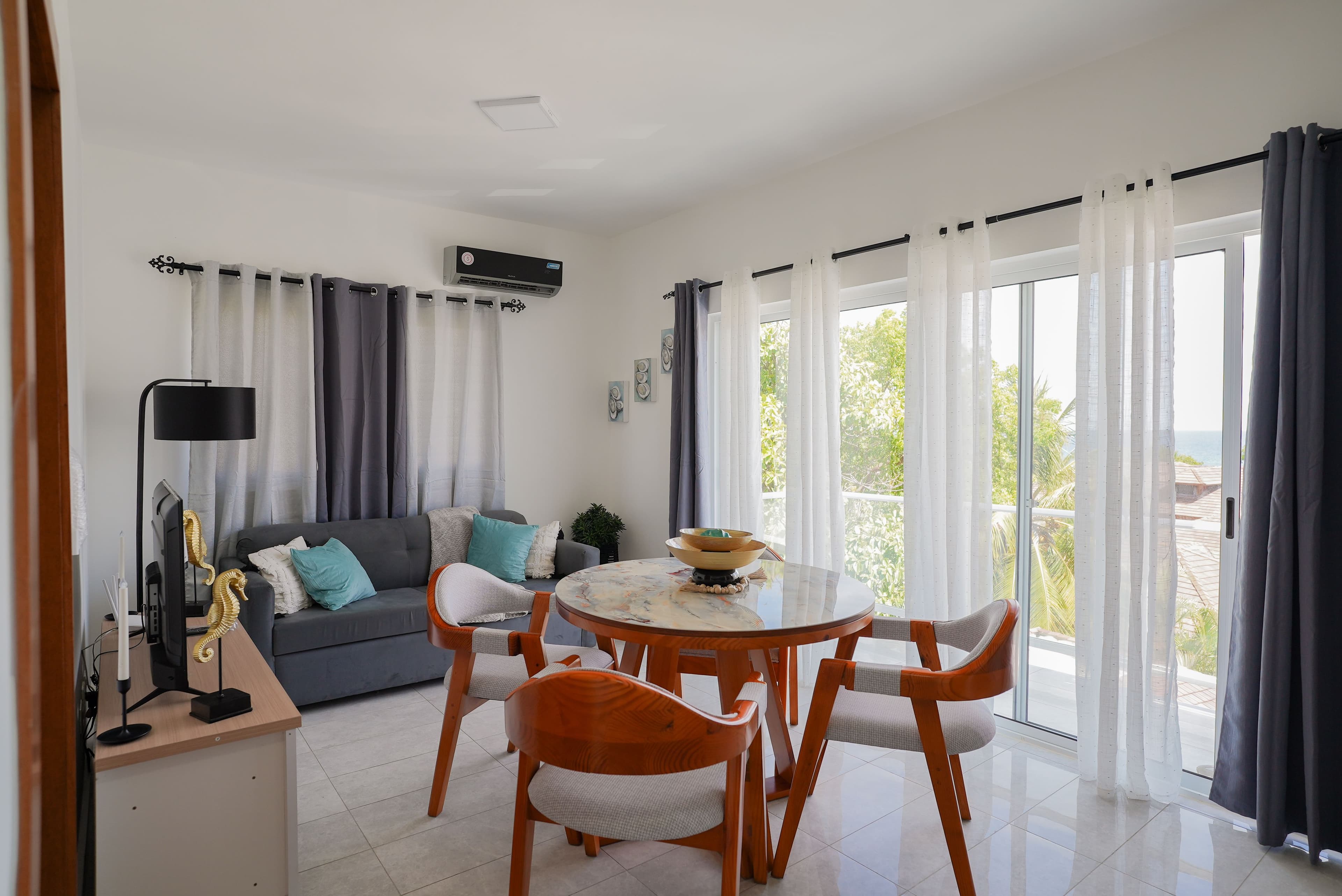 Квартира з 1 спальнею й видом на океан у Breeze Building, Sosúa — Open living & dining area