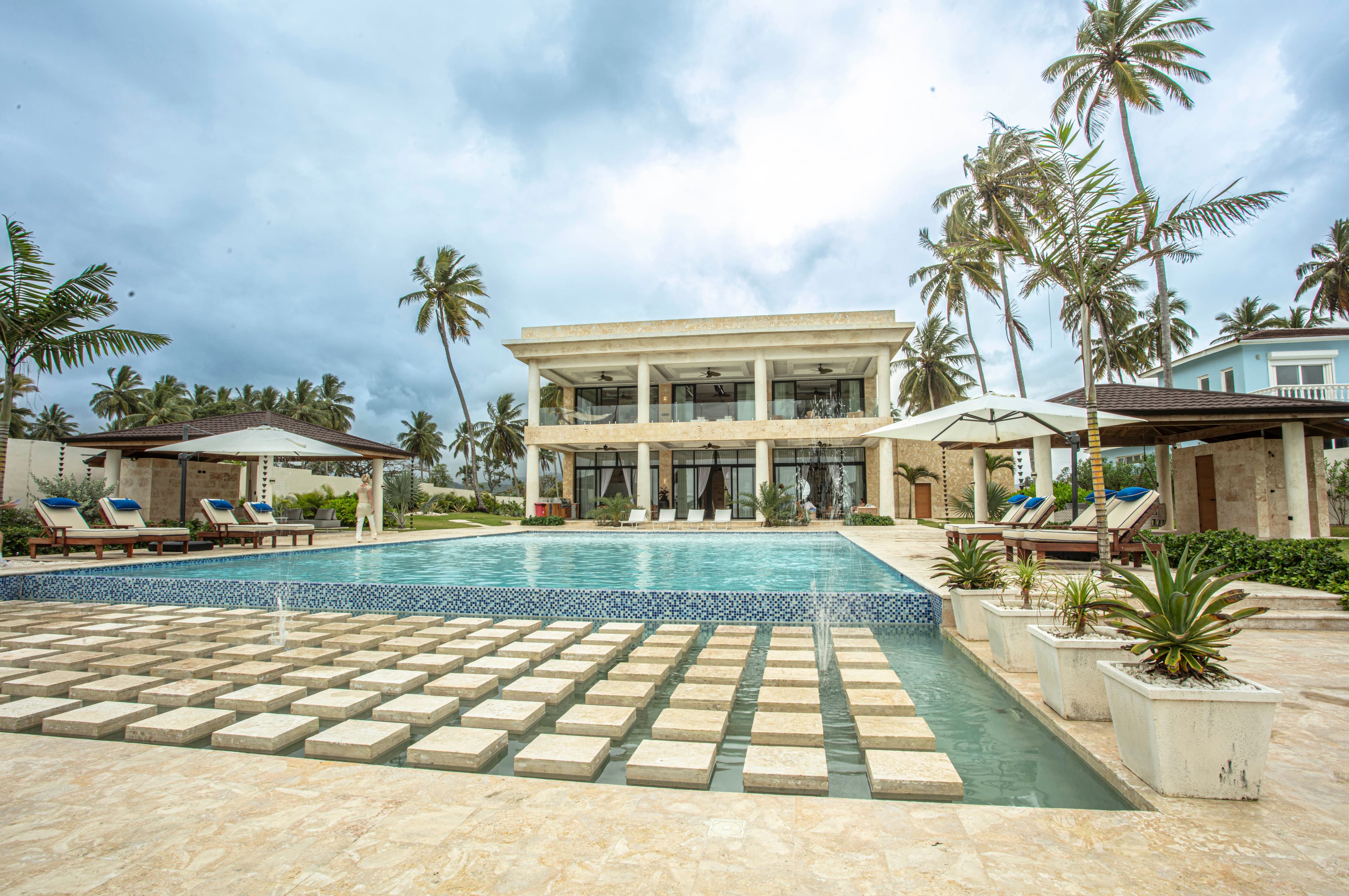 Strandvilla aus Coralina-Stein mit 3 Schlafzimmern in Gaspard Hernandez — Pool